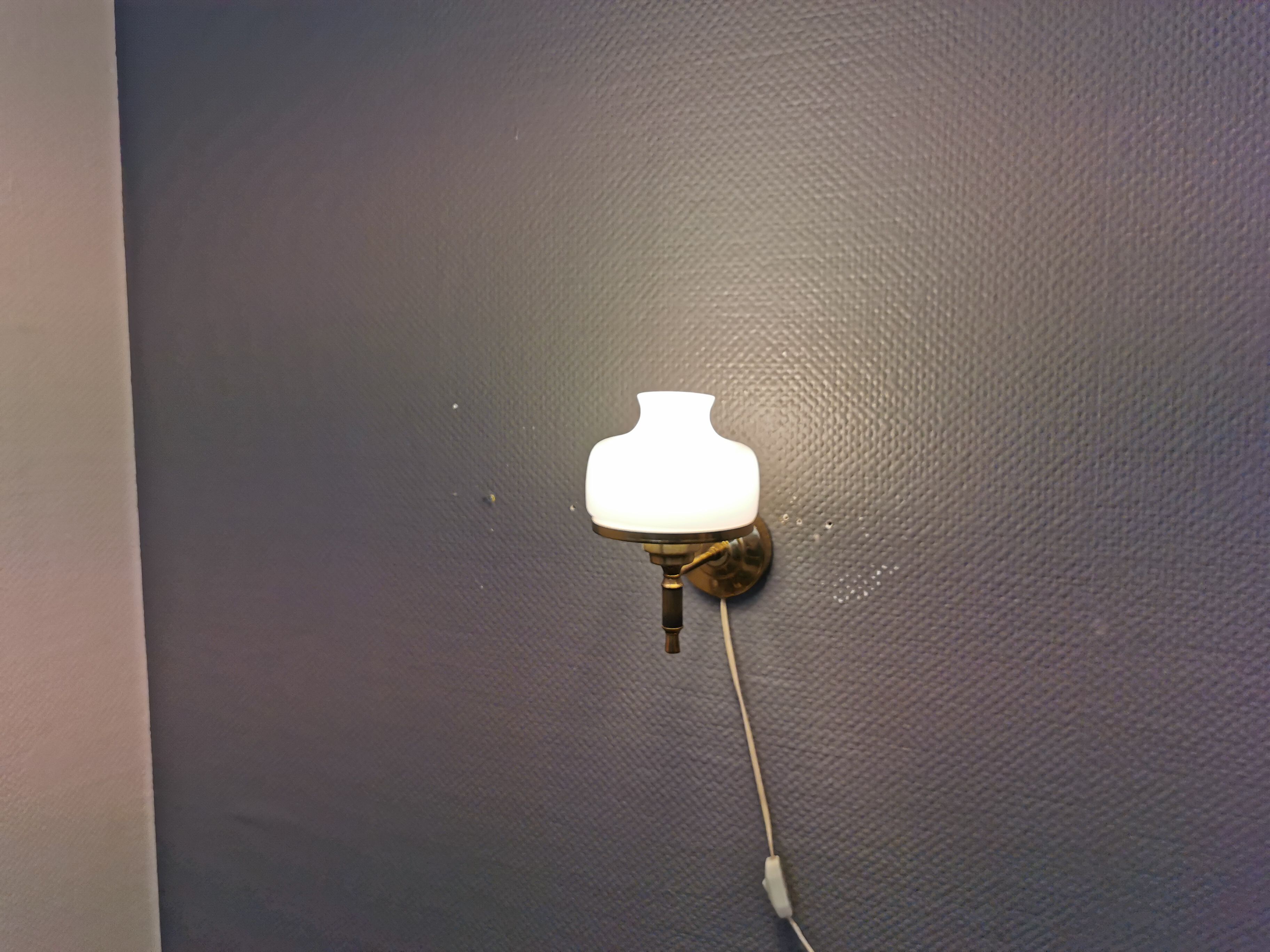 Older wall lamp, in metal, brass and milk-white glass