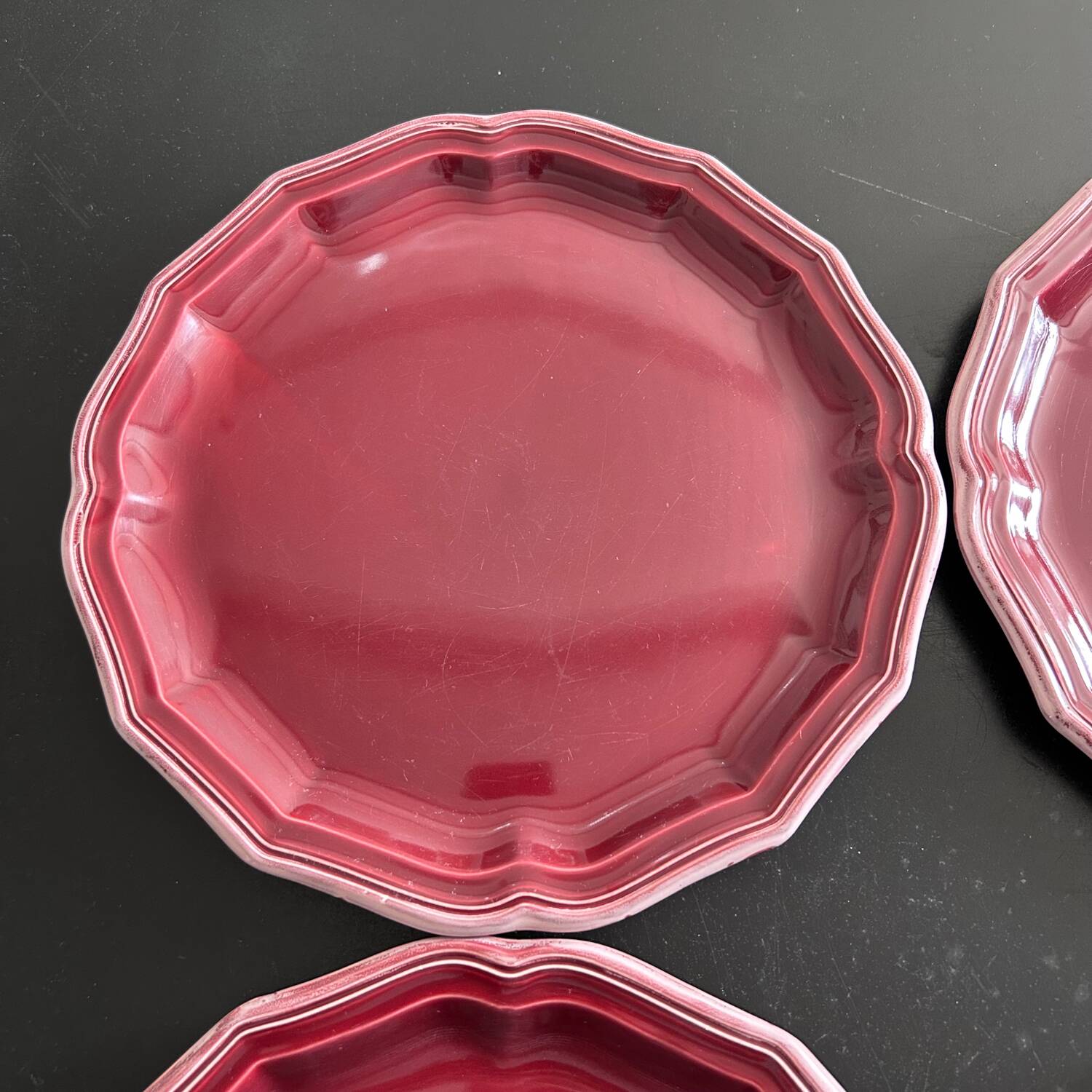 Service de 4 assiettes provençales bordeaux