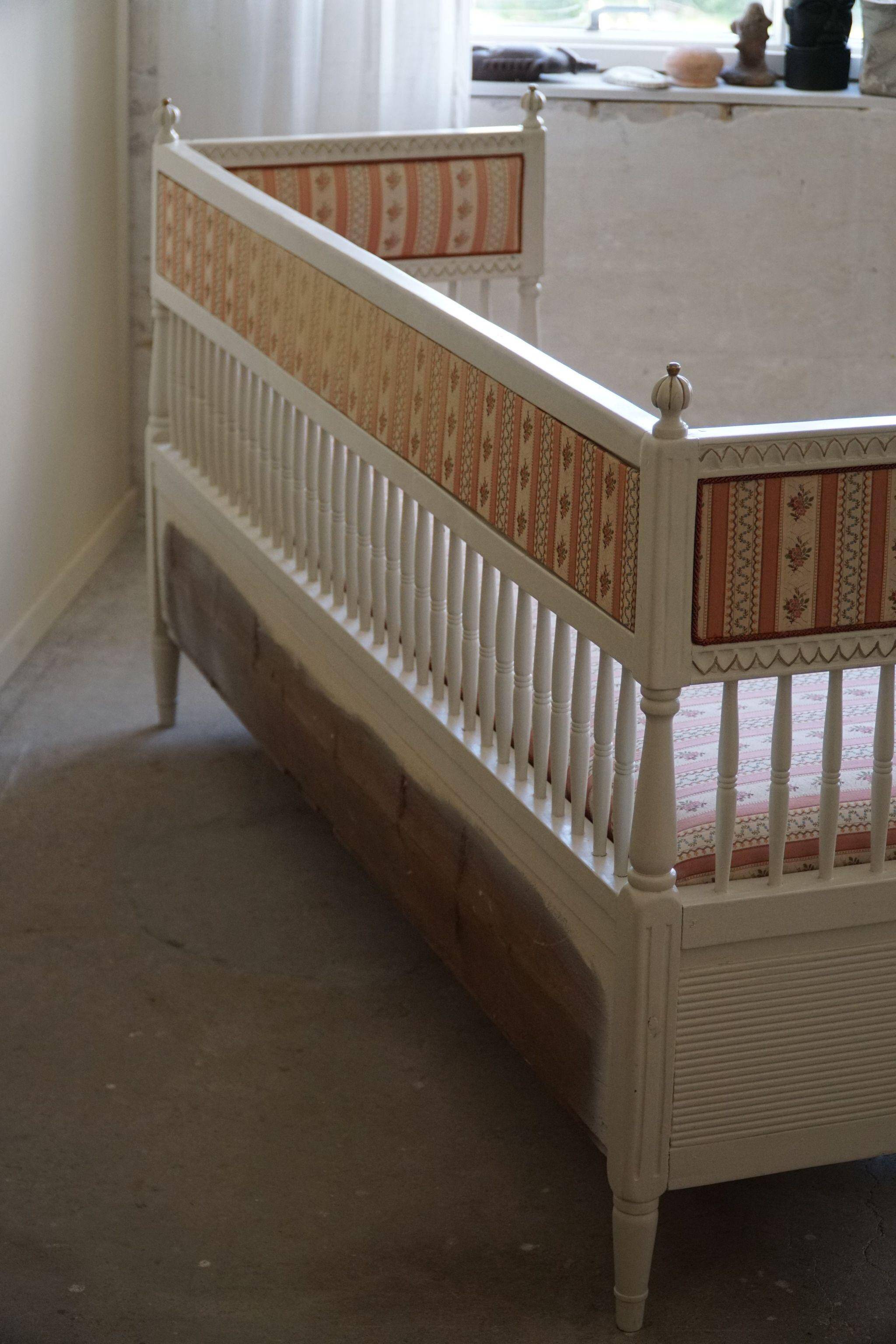 Antique Gustavian canapé / bench from the early 19th century, by a Swedish cabinetmaker.