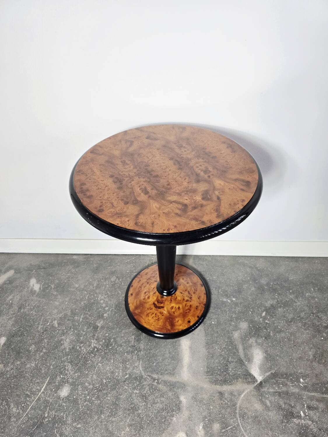 Table d'appoint en noyer et bois ébène de style Art Déco