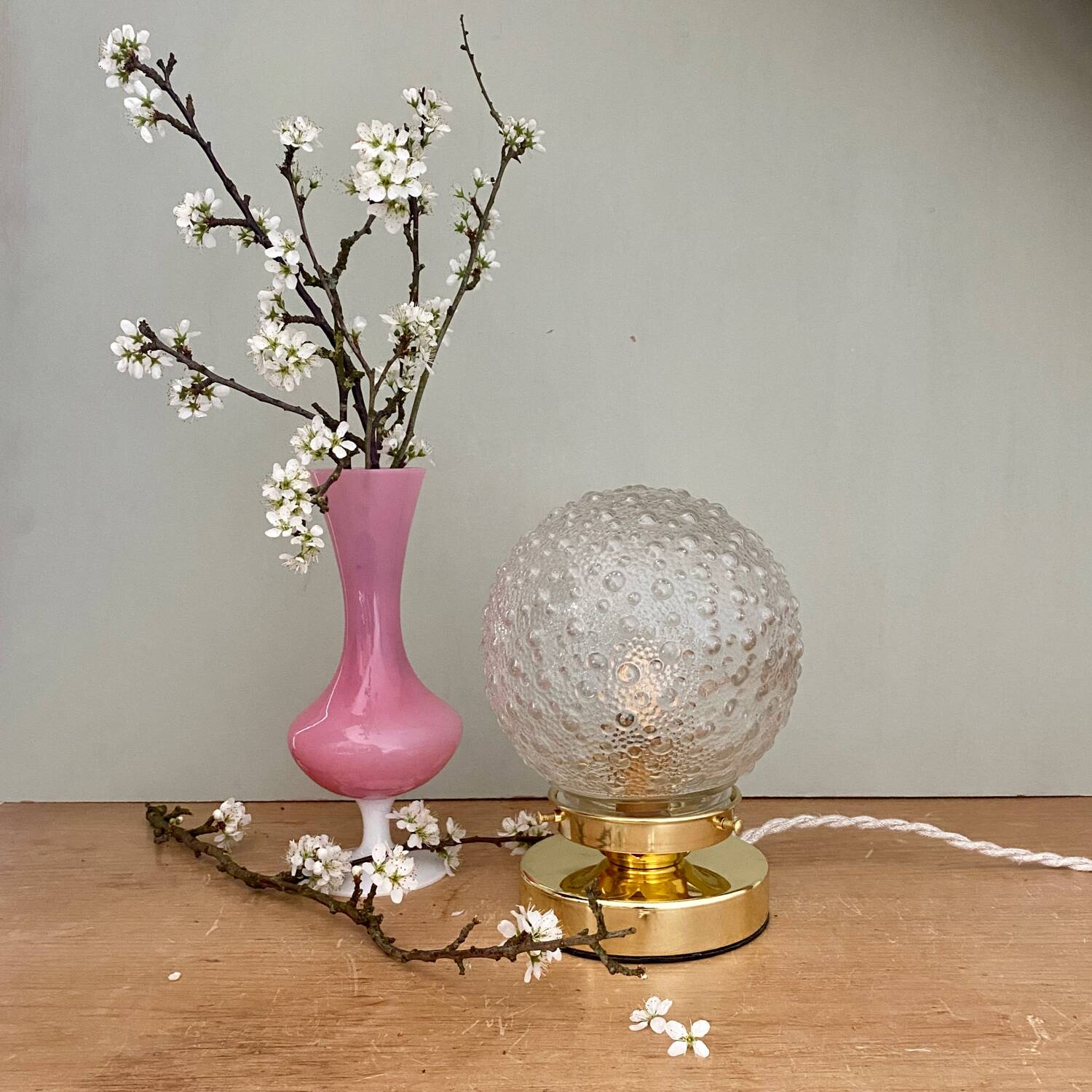 Lampe à poser globe vintage en verre moulé