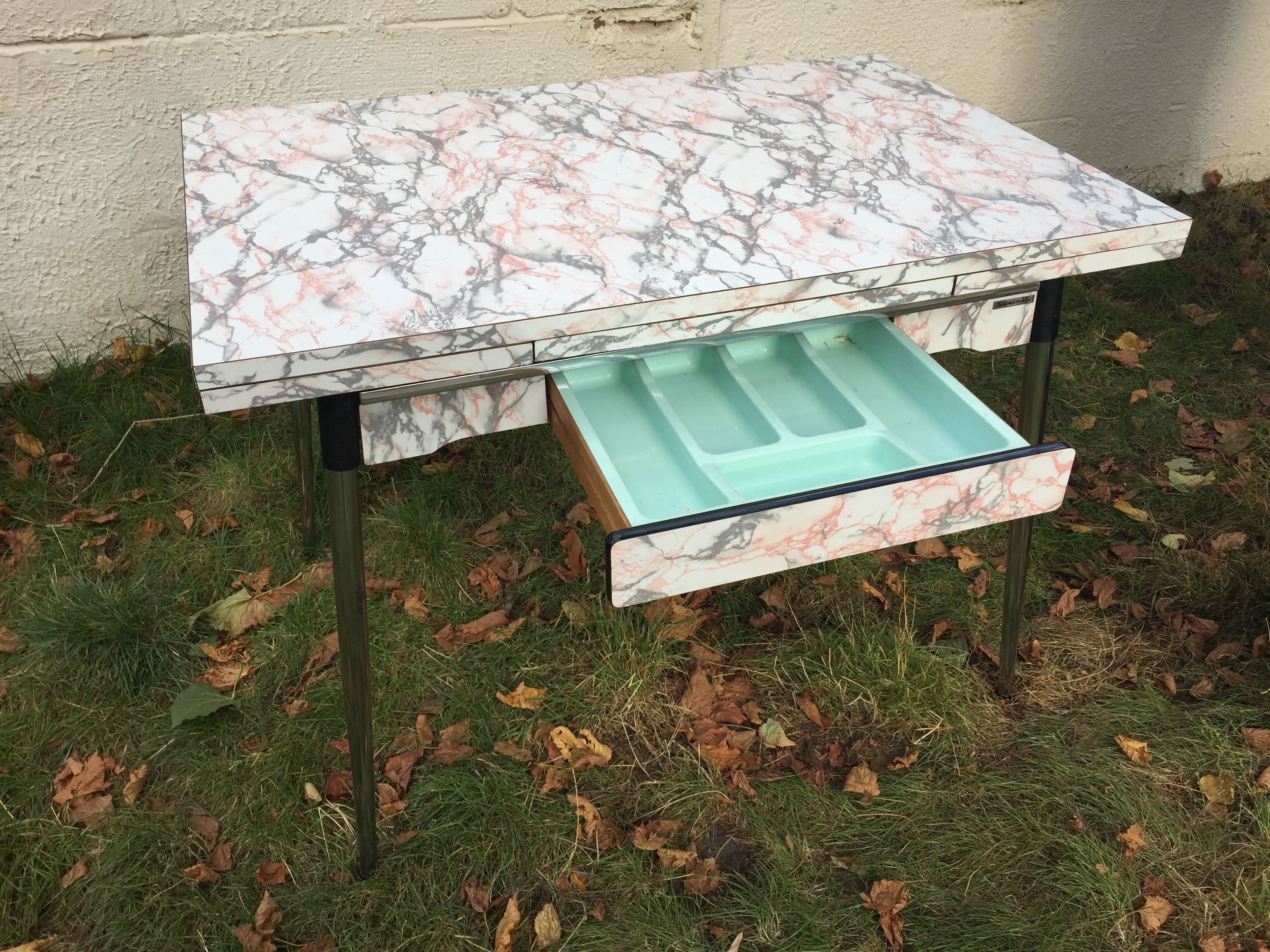 Table formica white grey marble, pink Supermatic