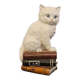 Figurine décorative chat vintage en porcelaine avec yeux bleus sur livres - Italie