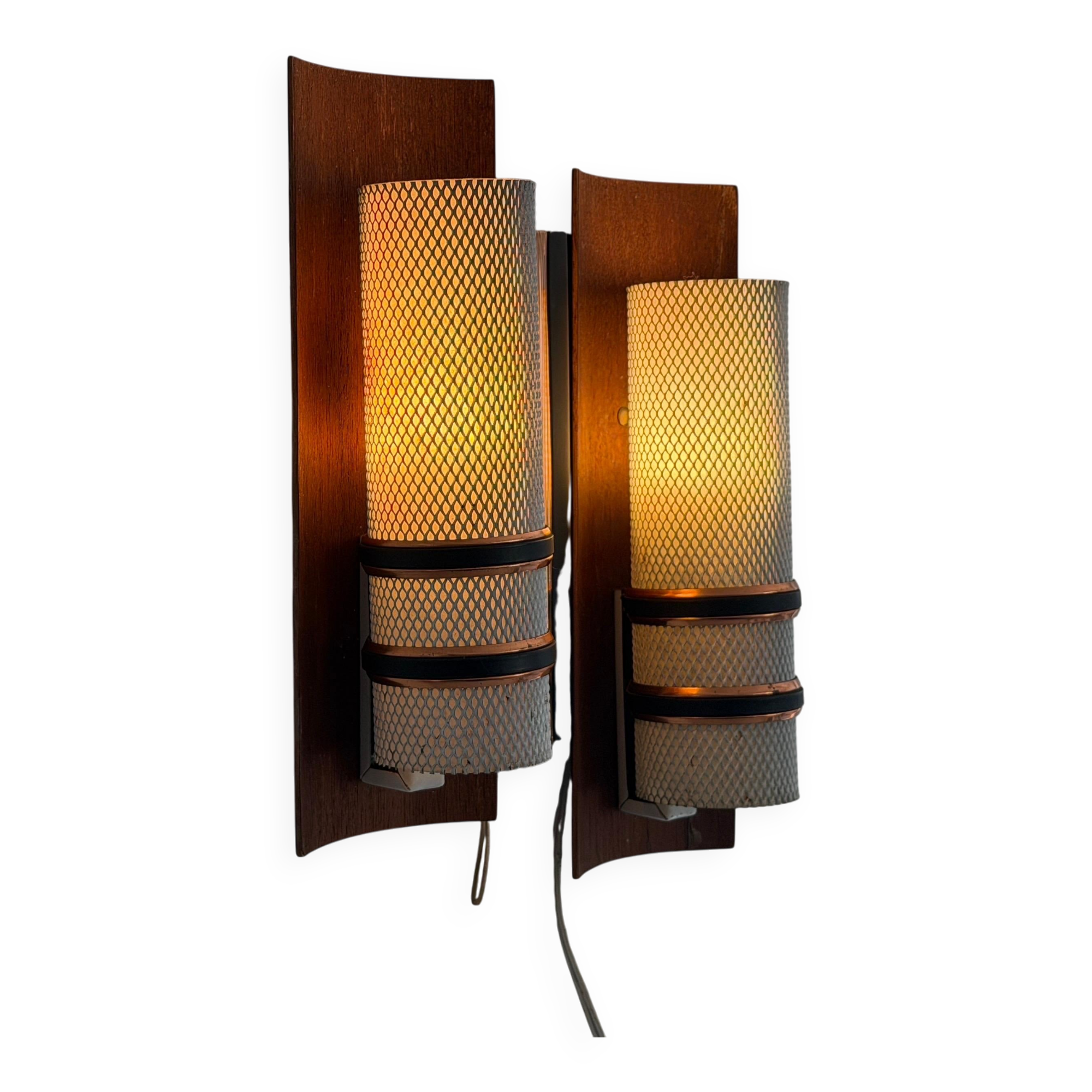 Simple mid-century wall light in metal, wooden and copper base, 1960s, Germany.