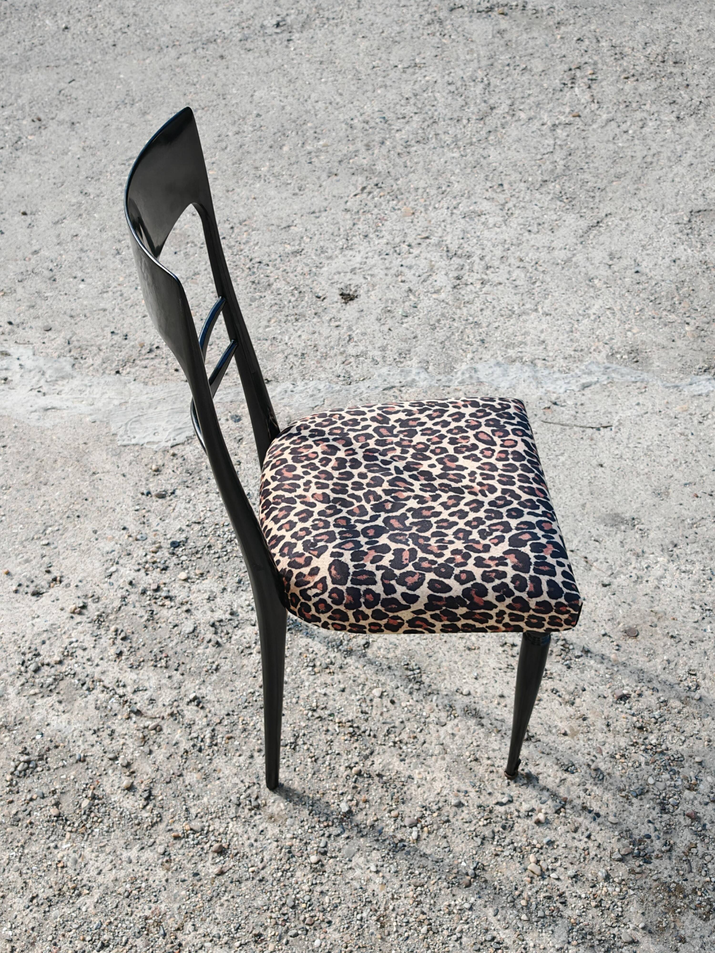 Set de 6 chaises salle à manger Mid Century laque noire peluche imprimé léopard