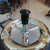 Ashtray with mechanism on foot