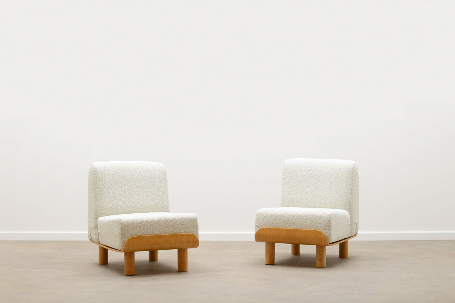Set of 2 bent plywood and bouclé chairs 70s.