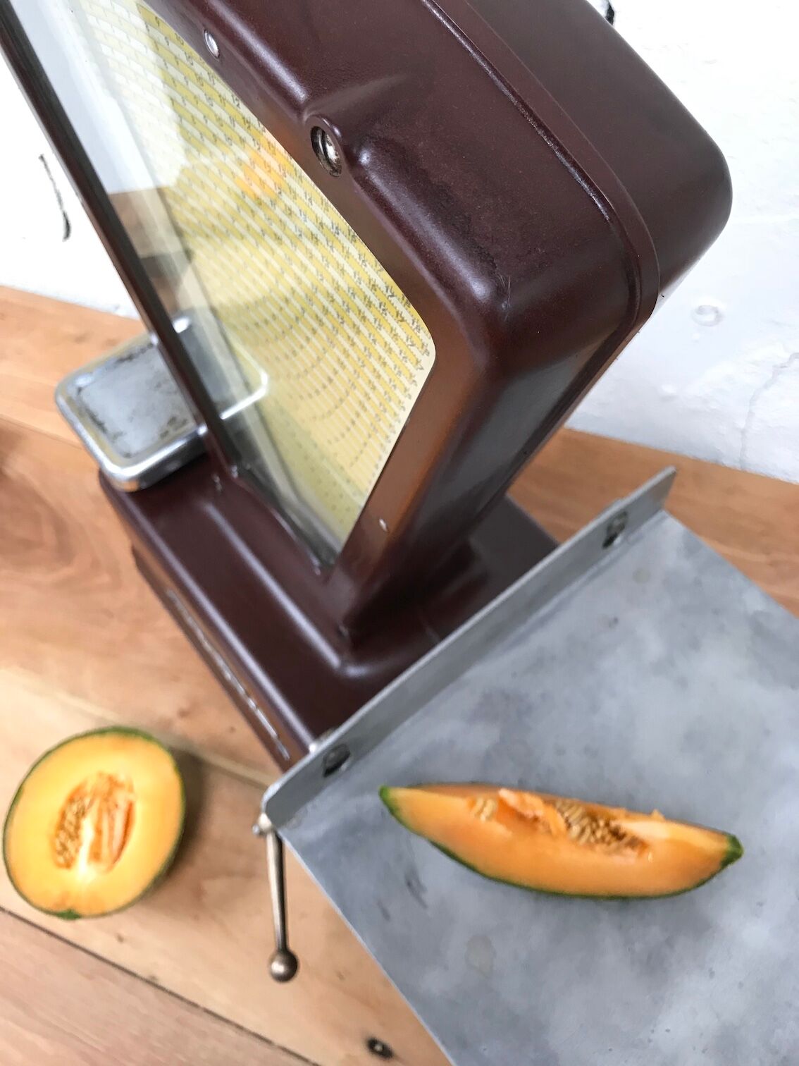 Testut kitchen scale in bakelite