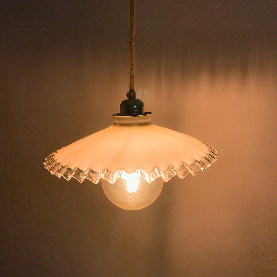 Opaline suspension with lace