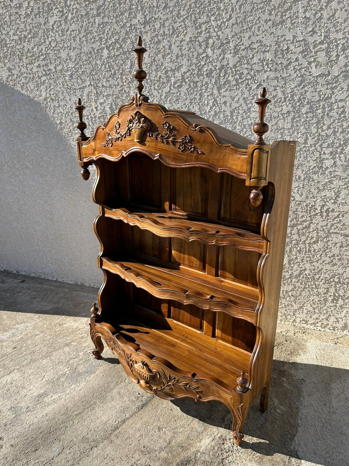 Bibliothèque provençale en noyer