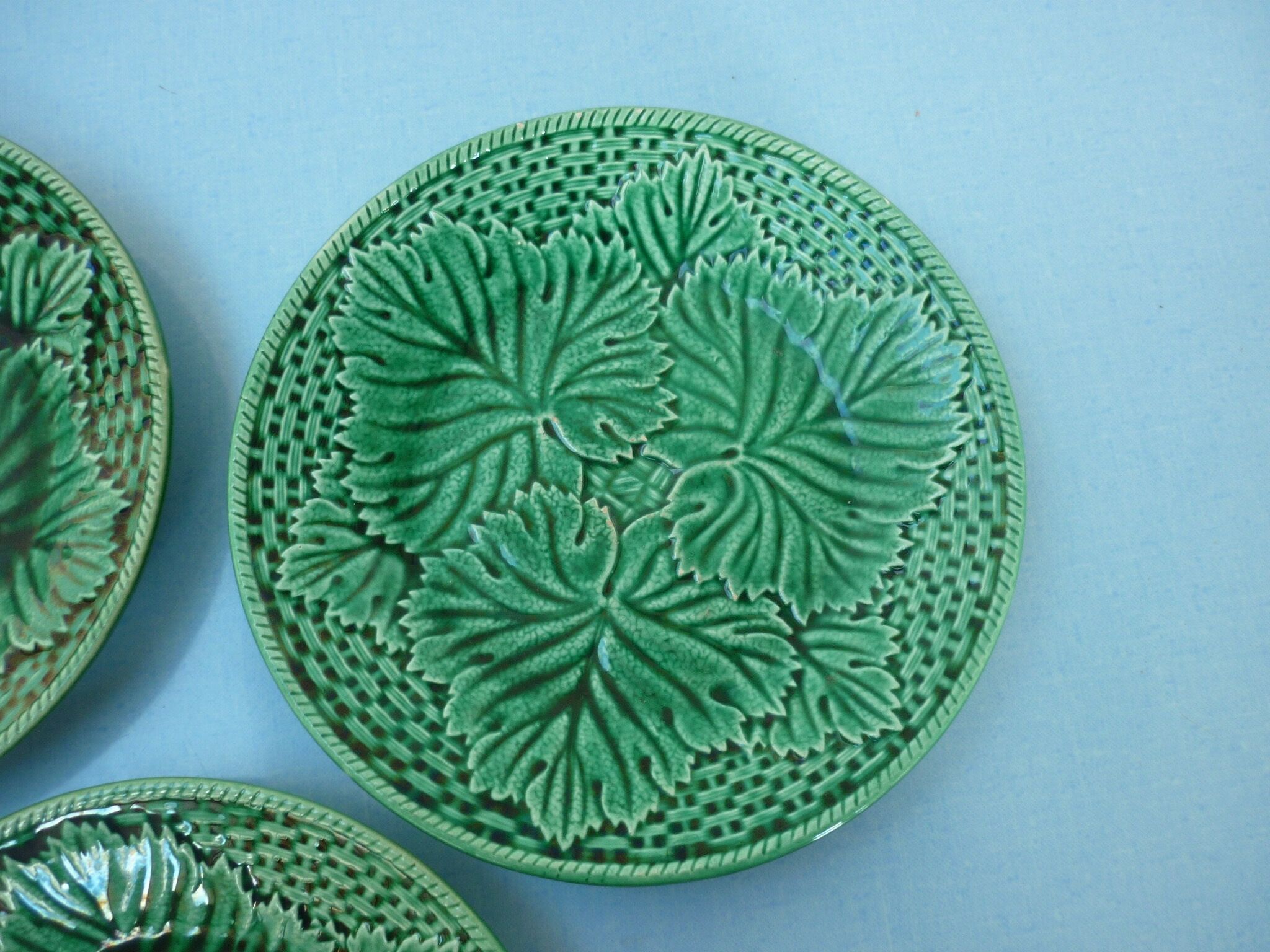 Set of 3 green plates of Gien, vine leaves