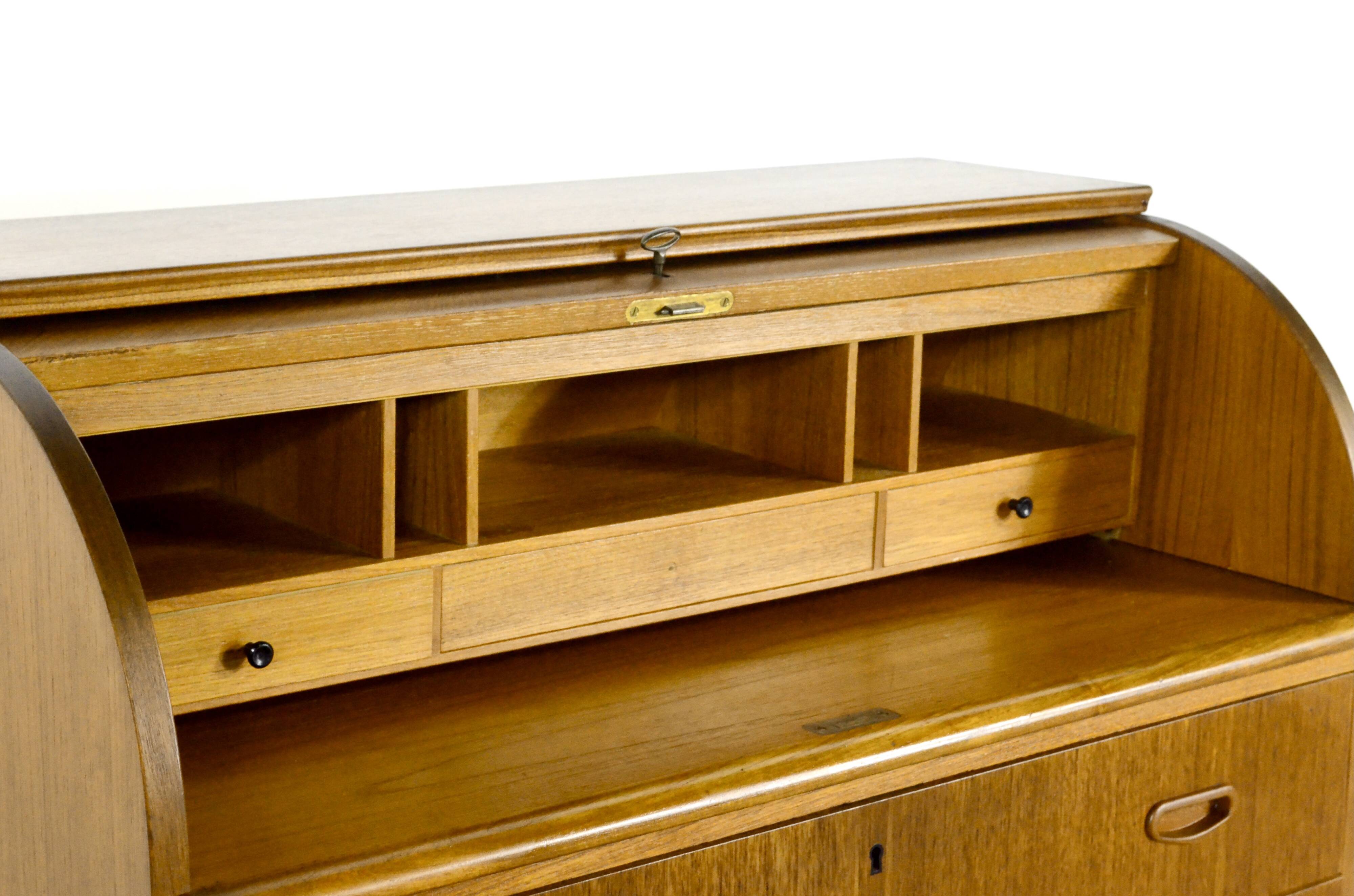 Bureau / bureau suédois en teck à plateau roulant du milieu du Secle