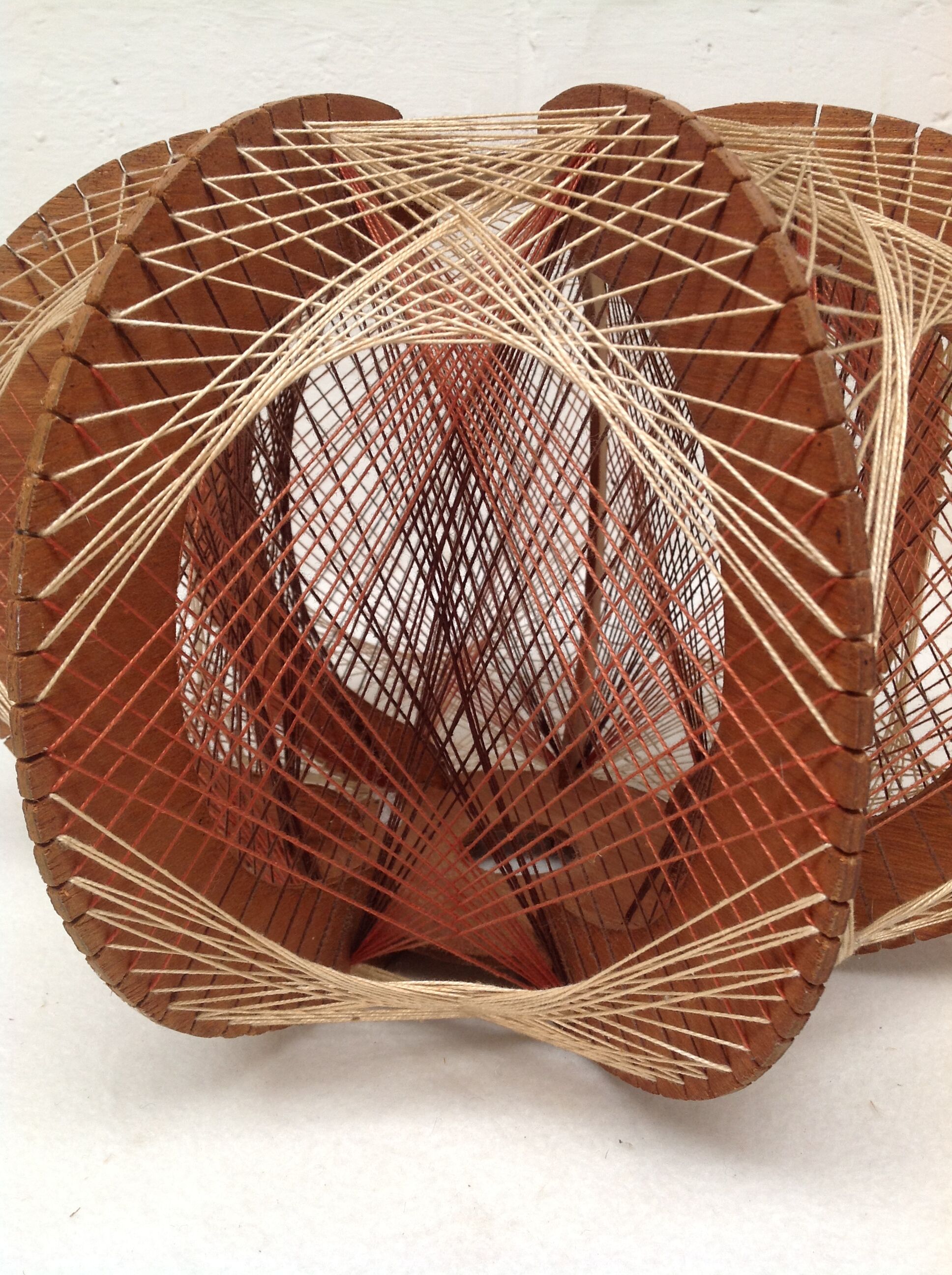 Suspension en bois et fils année 70