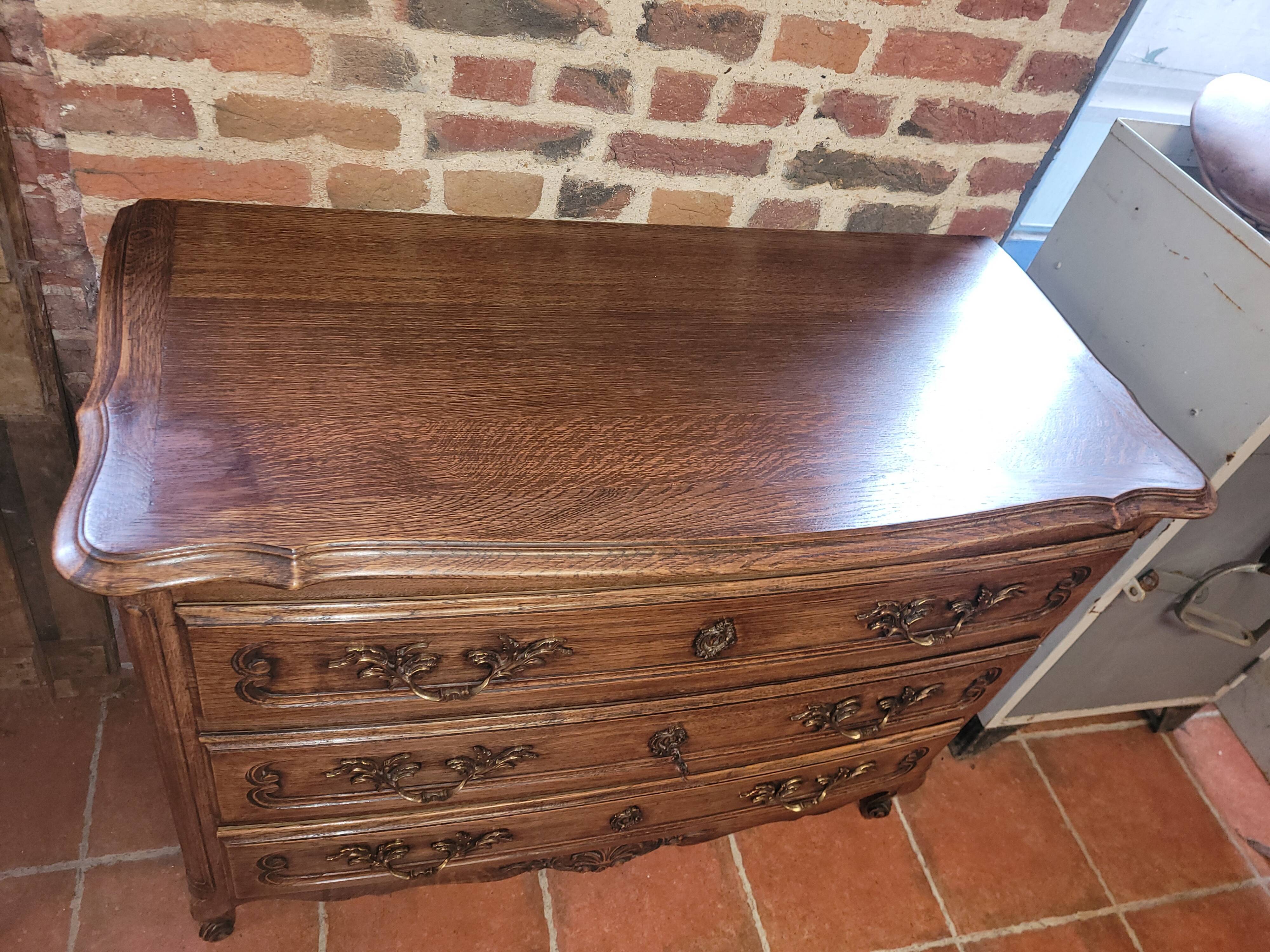 Louis XV style chest of drawers in solid oak