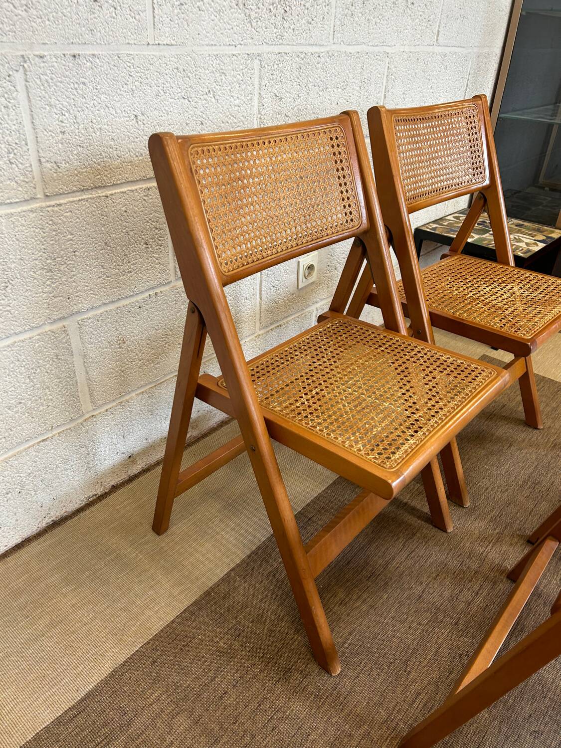 Quatre chaises pliantes cannées 1970
