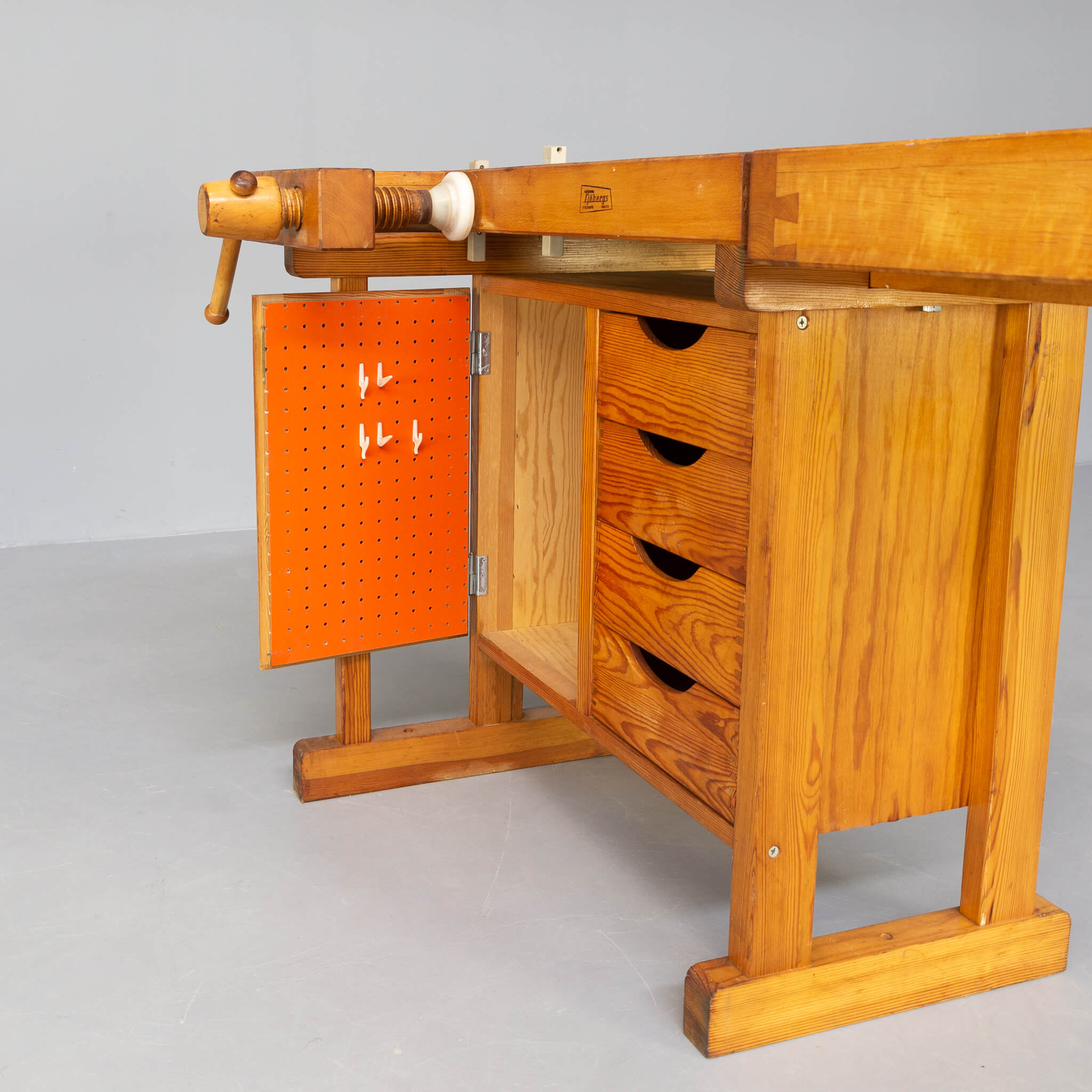 Sjoberg wooden workbench with drawers and 1 door cabinet