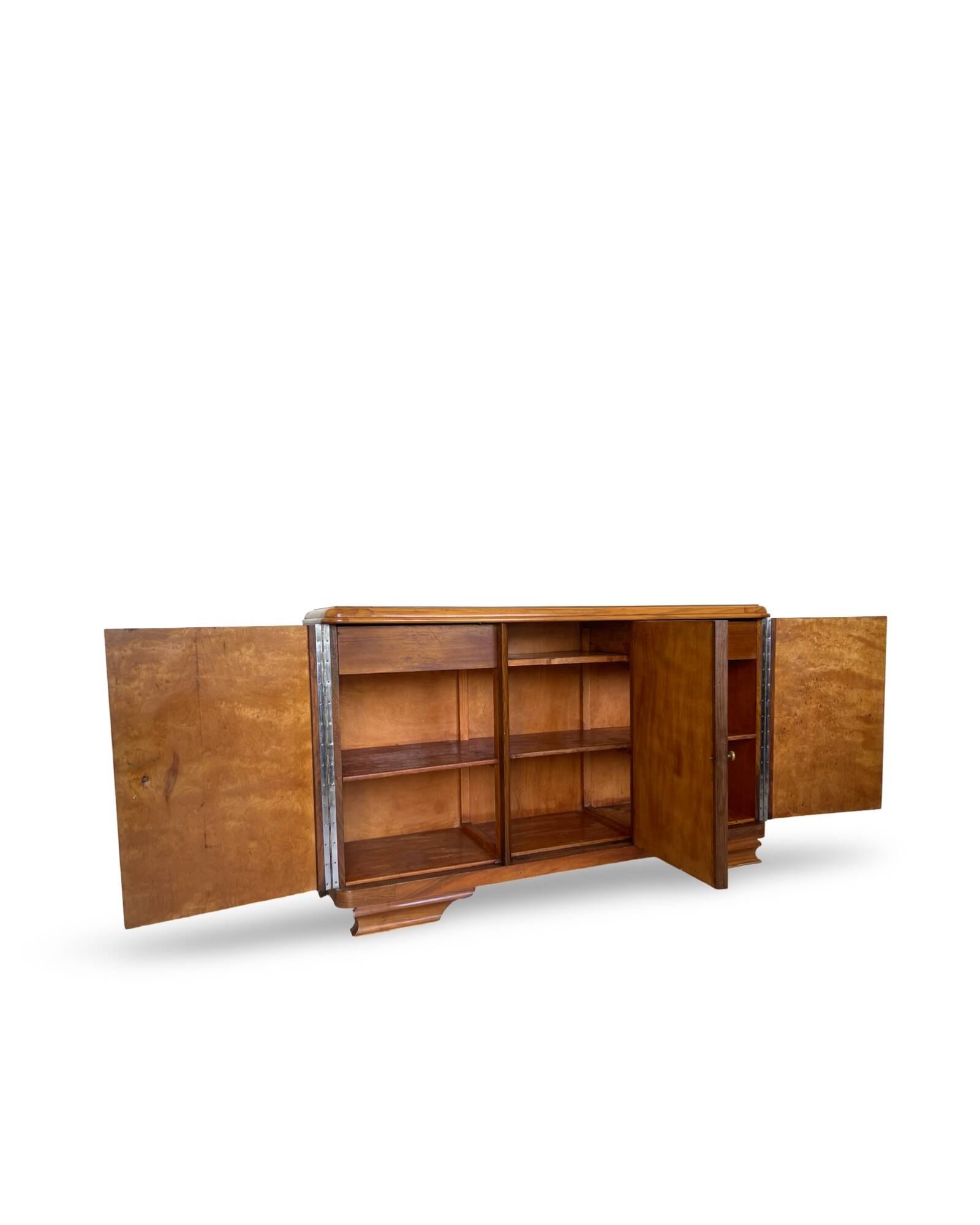 Italian Art deco burl walnut sideboard, of great quality.