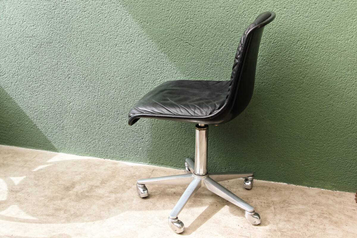 Wilkhahn swivel office chair, 1970s, chrome metal and leather