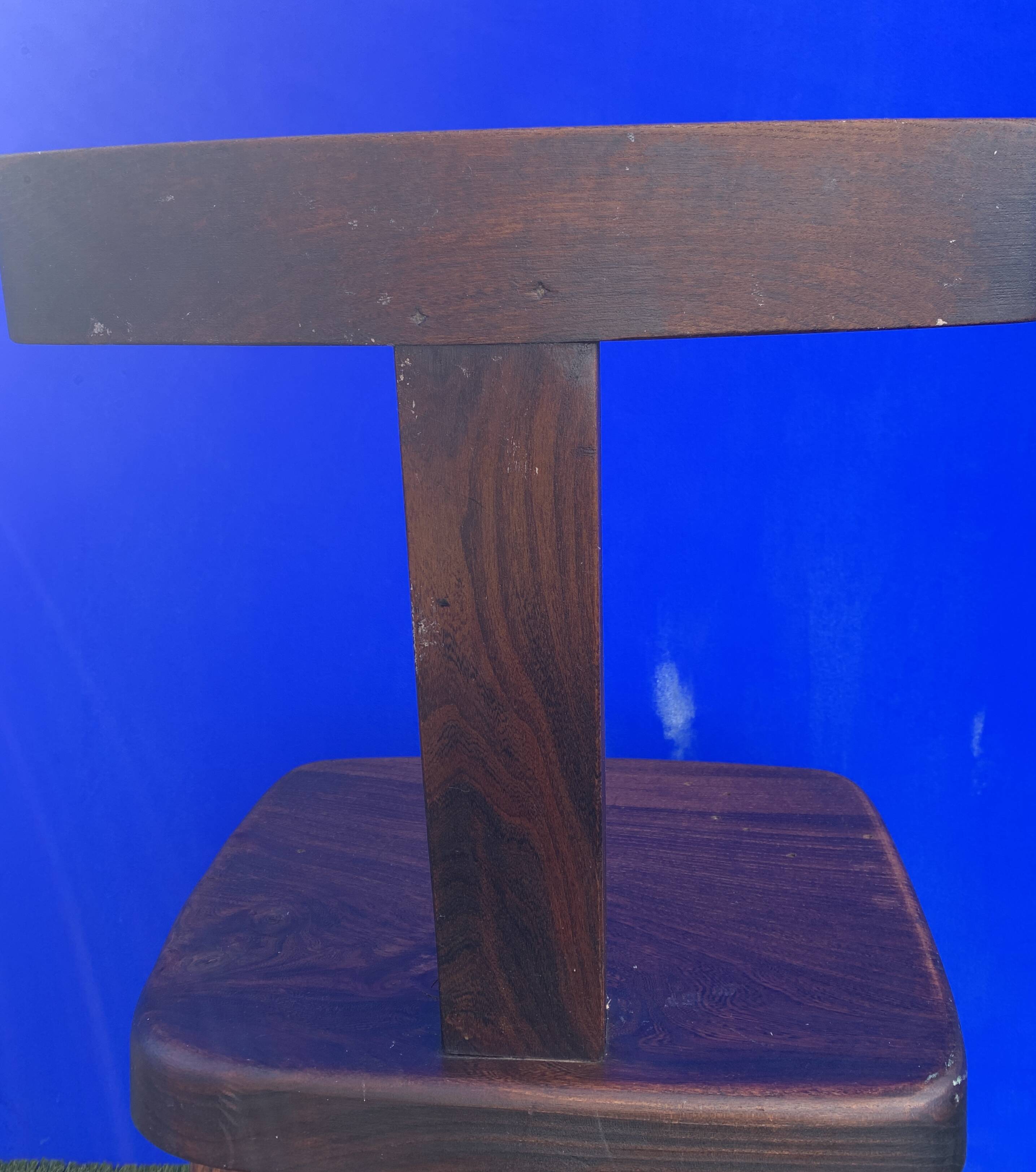 Pair of brutalist T-shaped chairs, solid Aranjou elm, design Olavi Hanninen, 1970