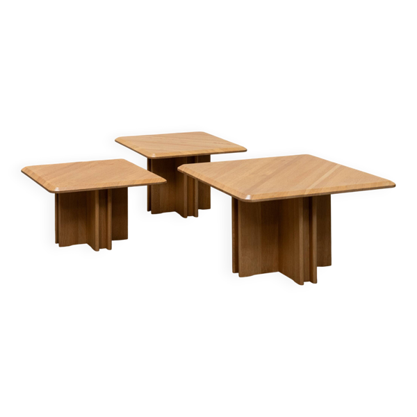 Ensemble de trois tables gigognes en chêne blond, années 80