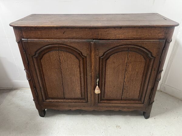 Buffet deux portes de style Louis XIV en chene massif XVIII siècle