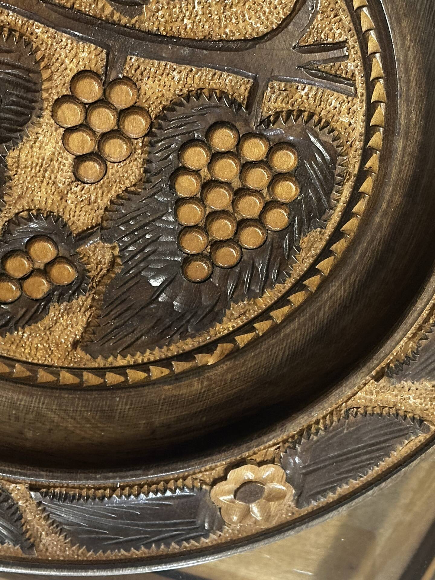 Carved wooden fruit bowl – Centrepiece with grape decoration