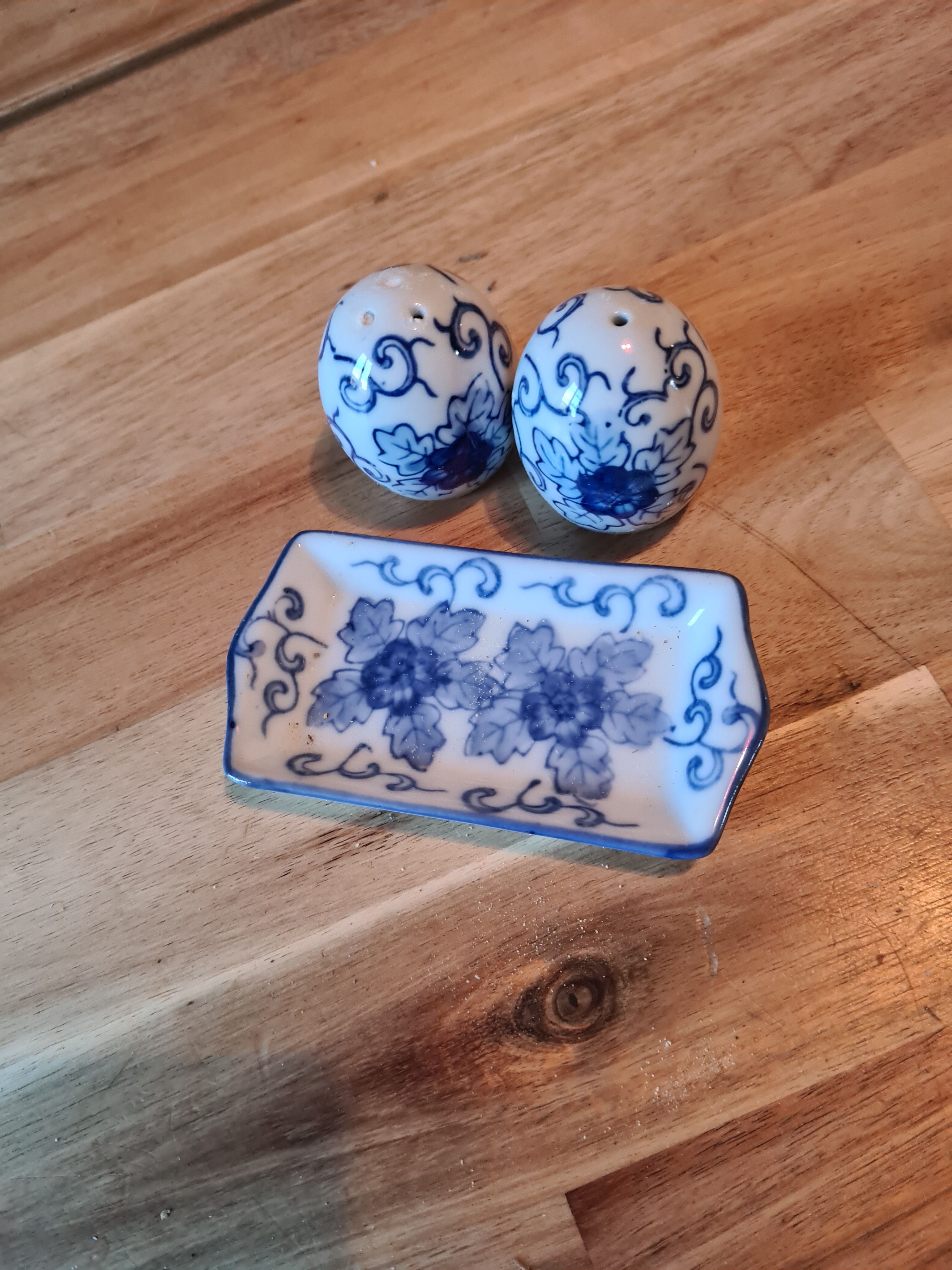 Saliere and porcelain pepper