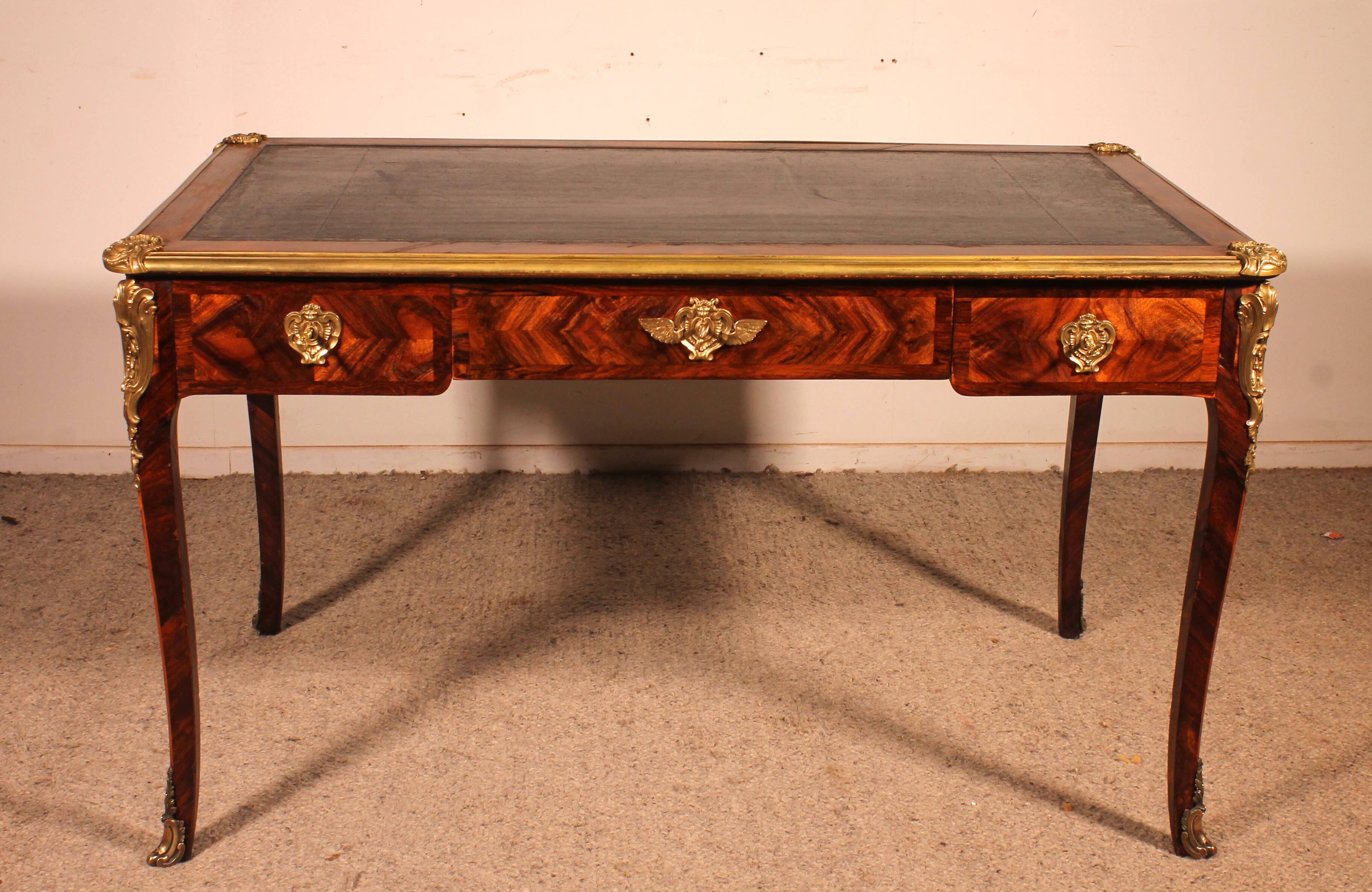 Bureau de style Louis XV en marqueterie - 19° siècle