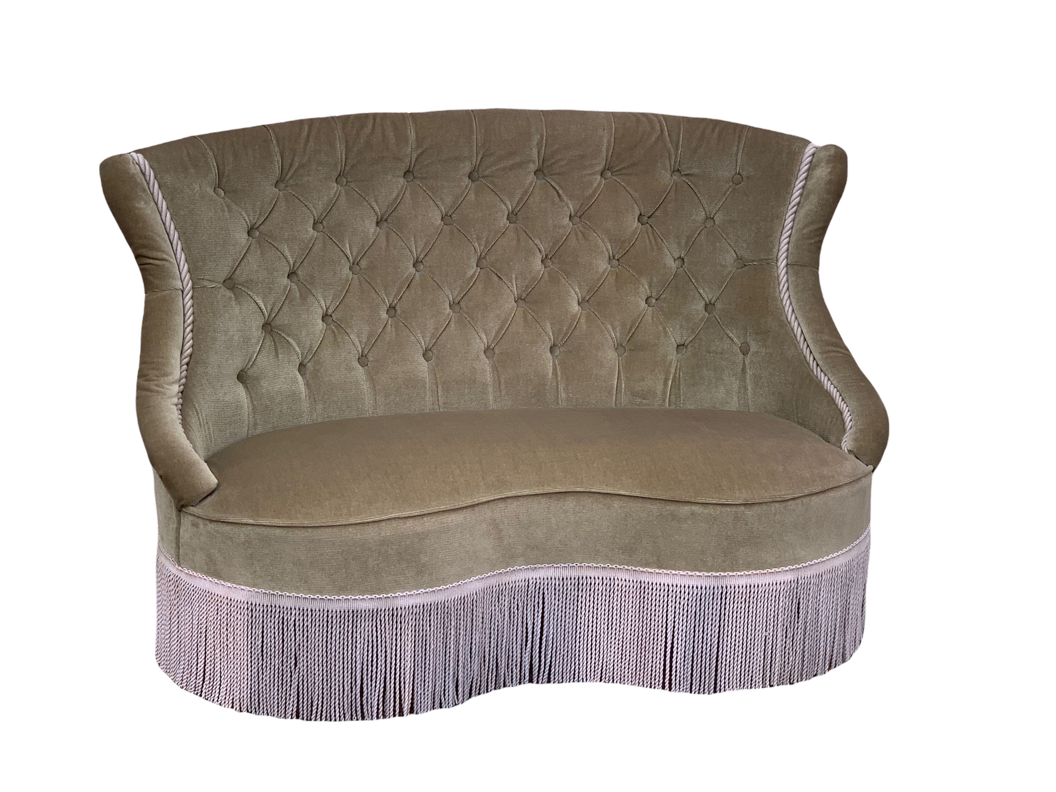 Padded velvet toad bench