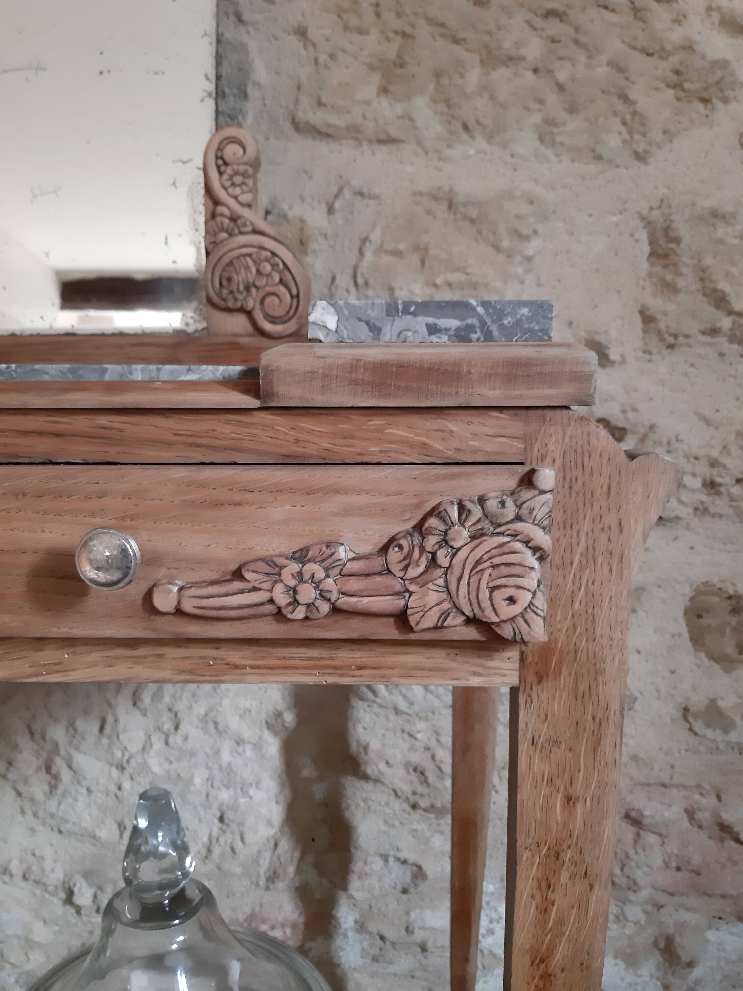 Pretty Art Deco hairdresser in marble and carved wood