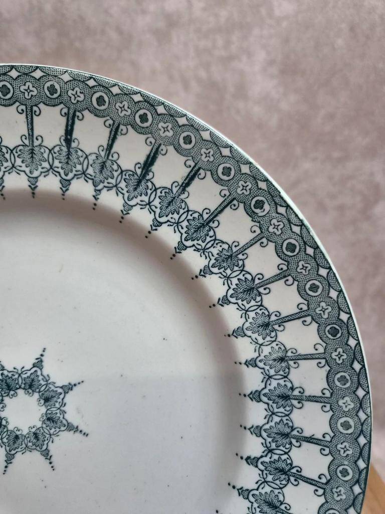 Assiette en terre de fer Saint-Amand modèle Persan