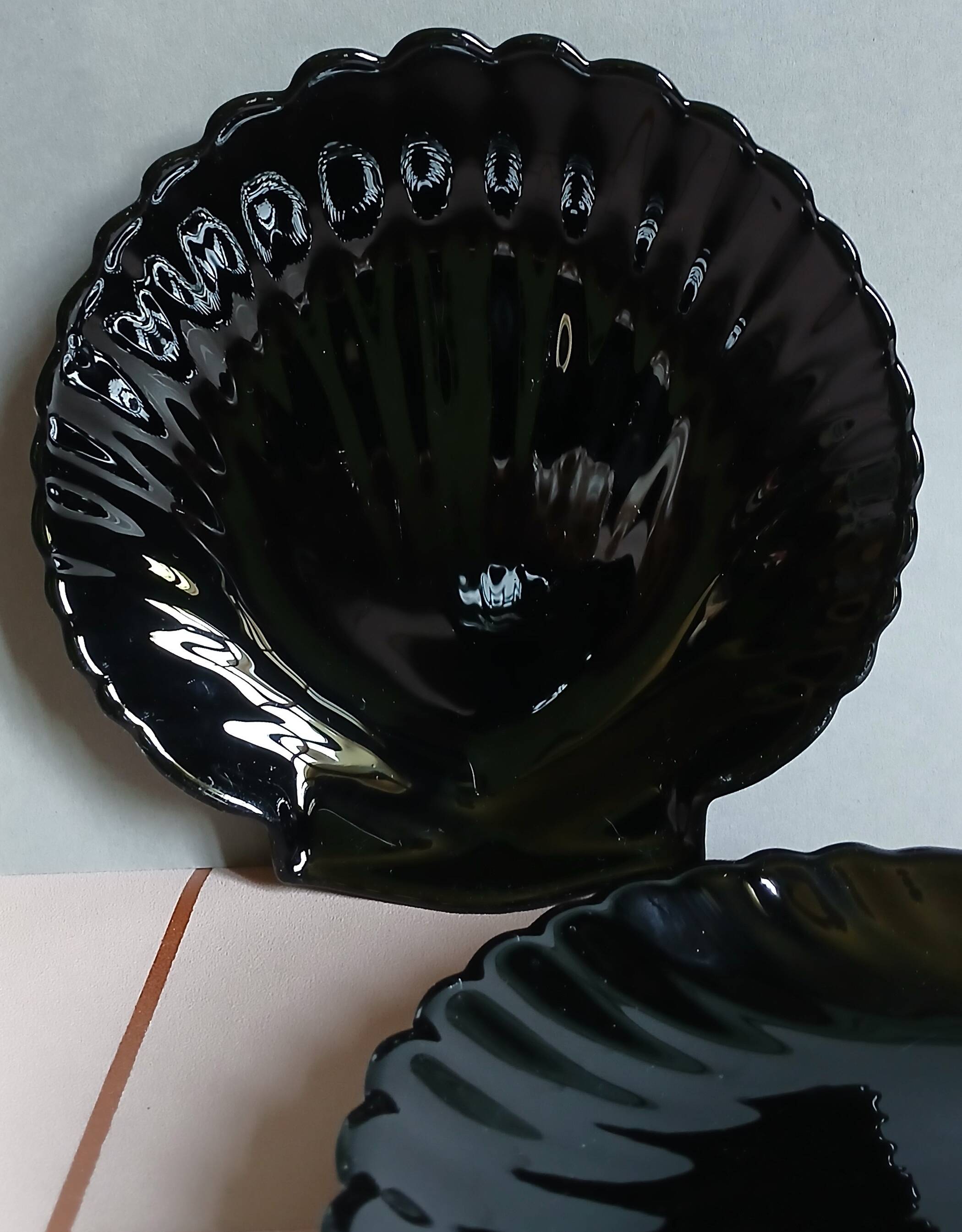 2 black opaline moulded glass shell-shaped bowls, circa 1980.