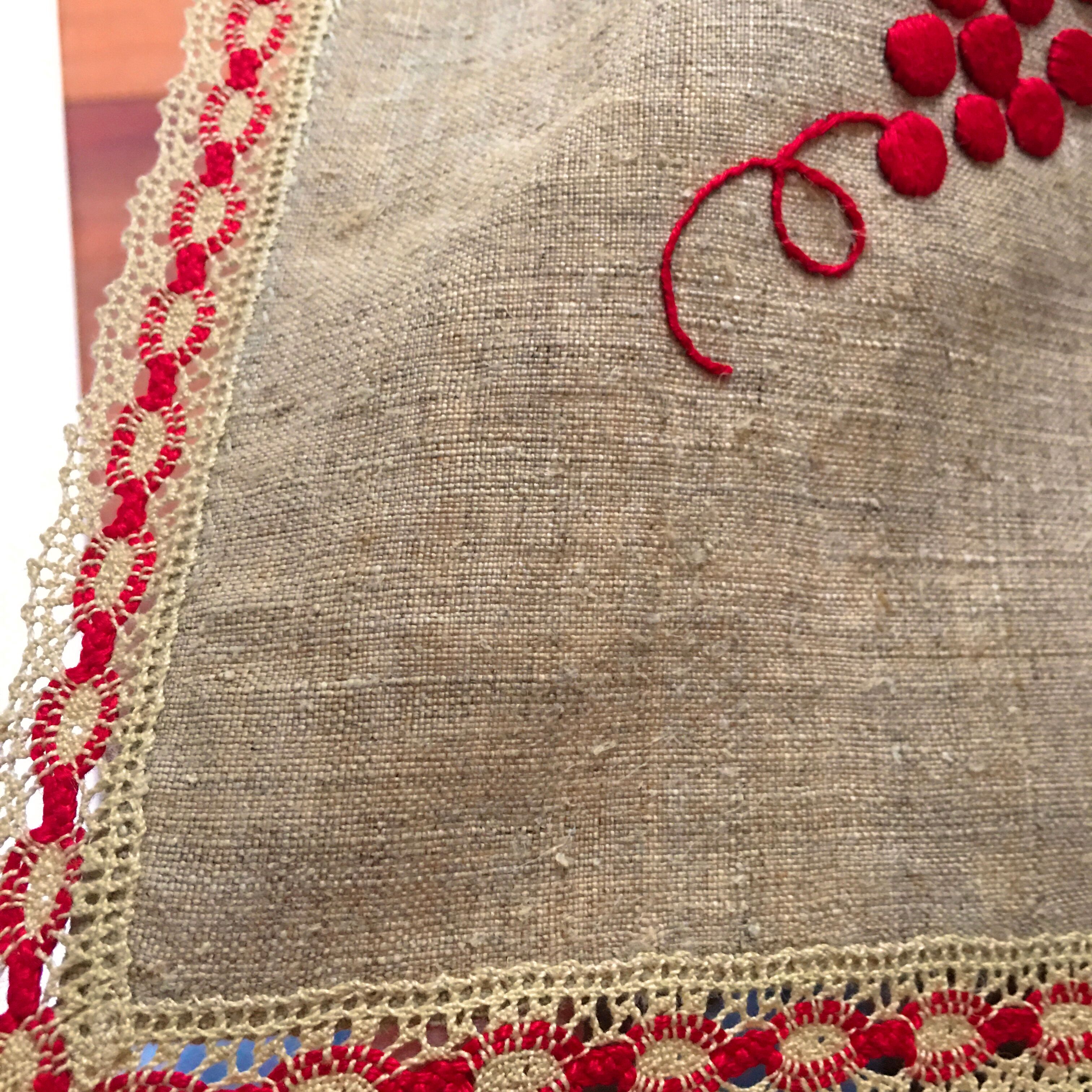 Nappe brodée tissu ancien 131 x 156 cm