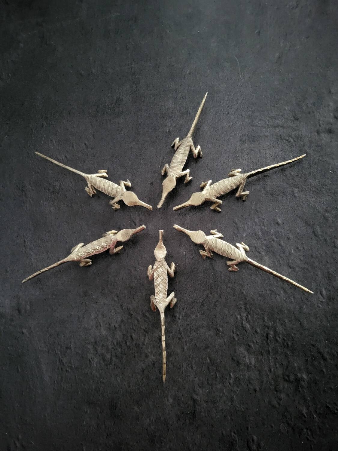 6 vintage knife rests, brass crocodiles, in excellent condition.