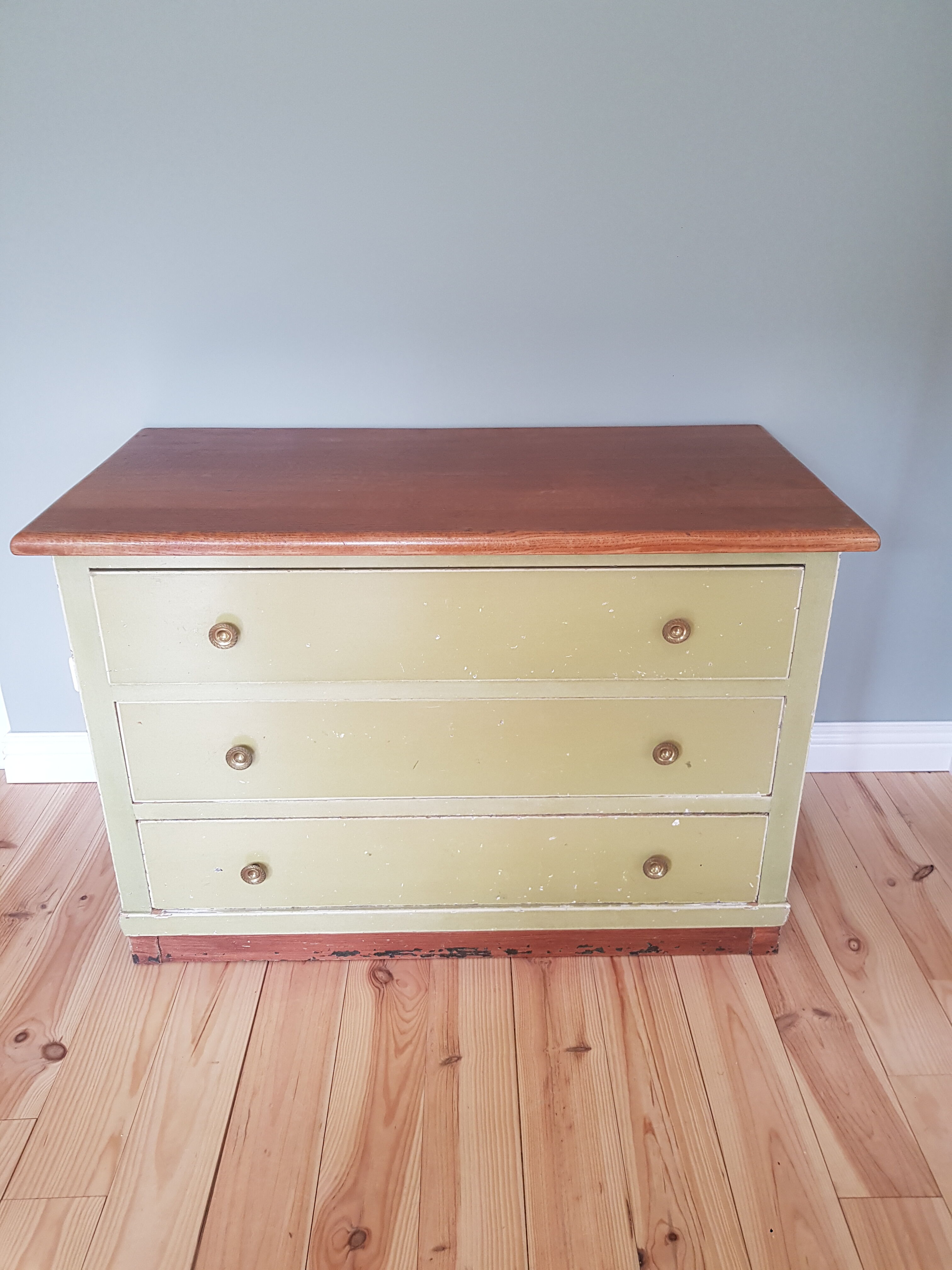 Commode rétro dans son jus