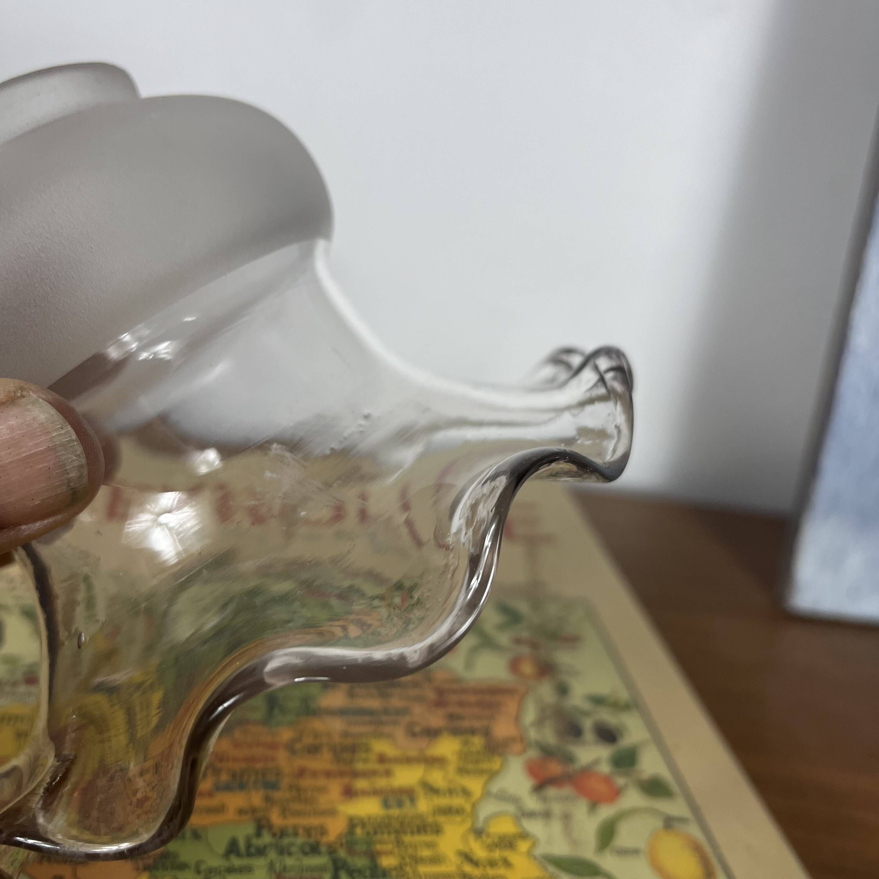 Antique tulip-shaped lampshade in transparent glass for wall lamp chandelier.
