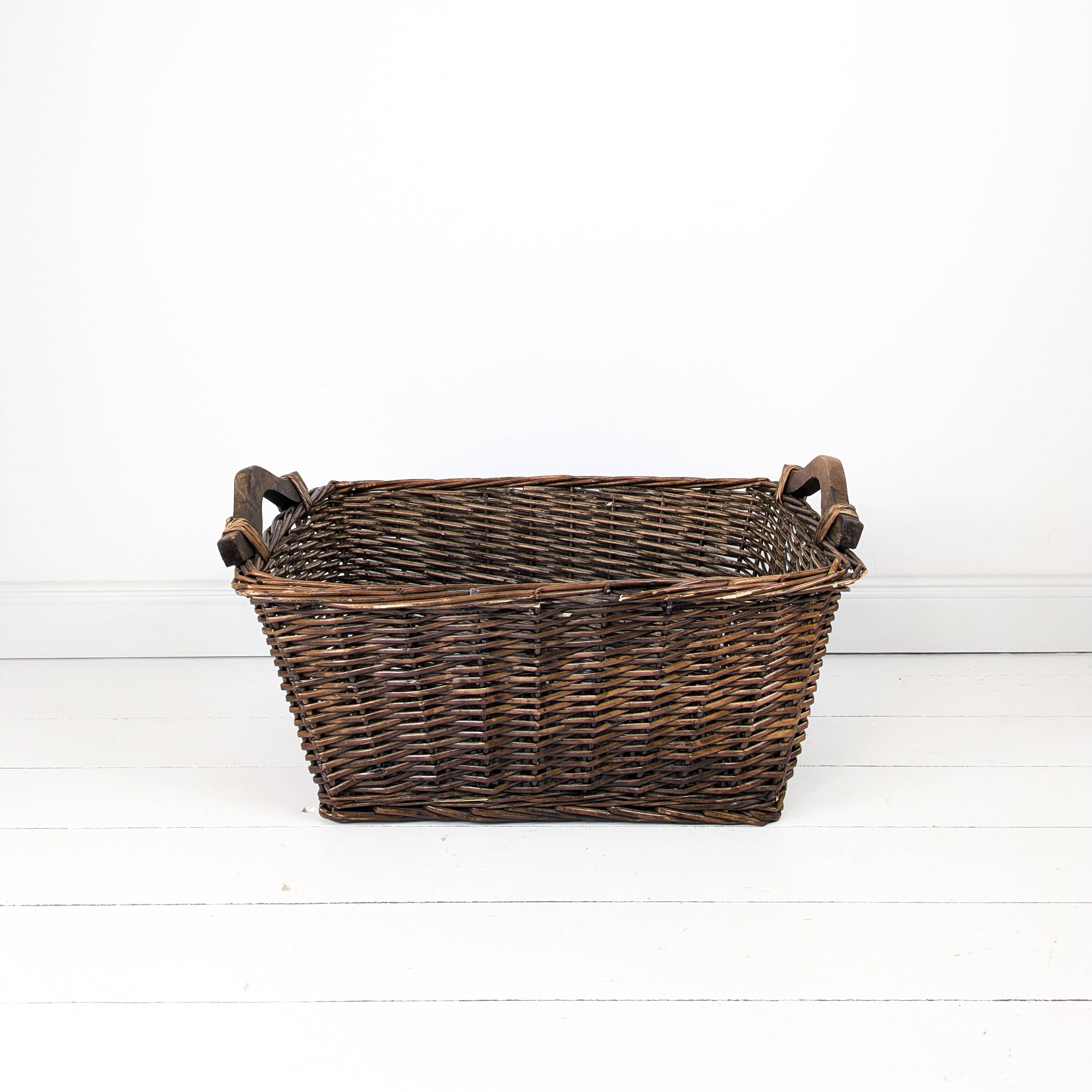 Panier Vintage Anse Rangement Mid Century Panier en osier tressé marron foncé Travail manuel Hygge S