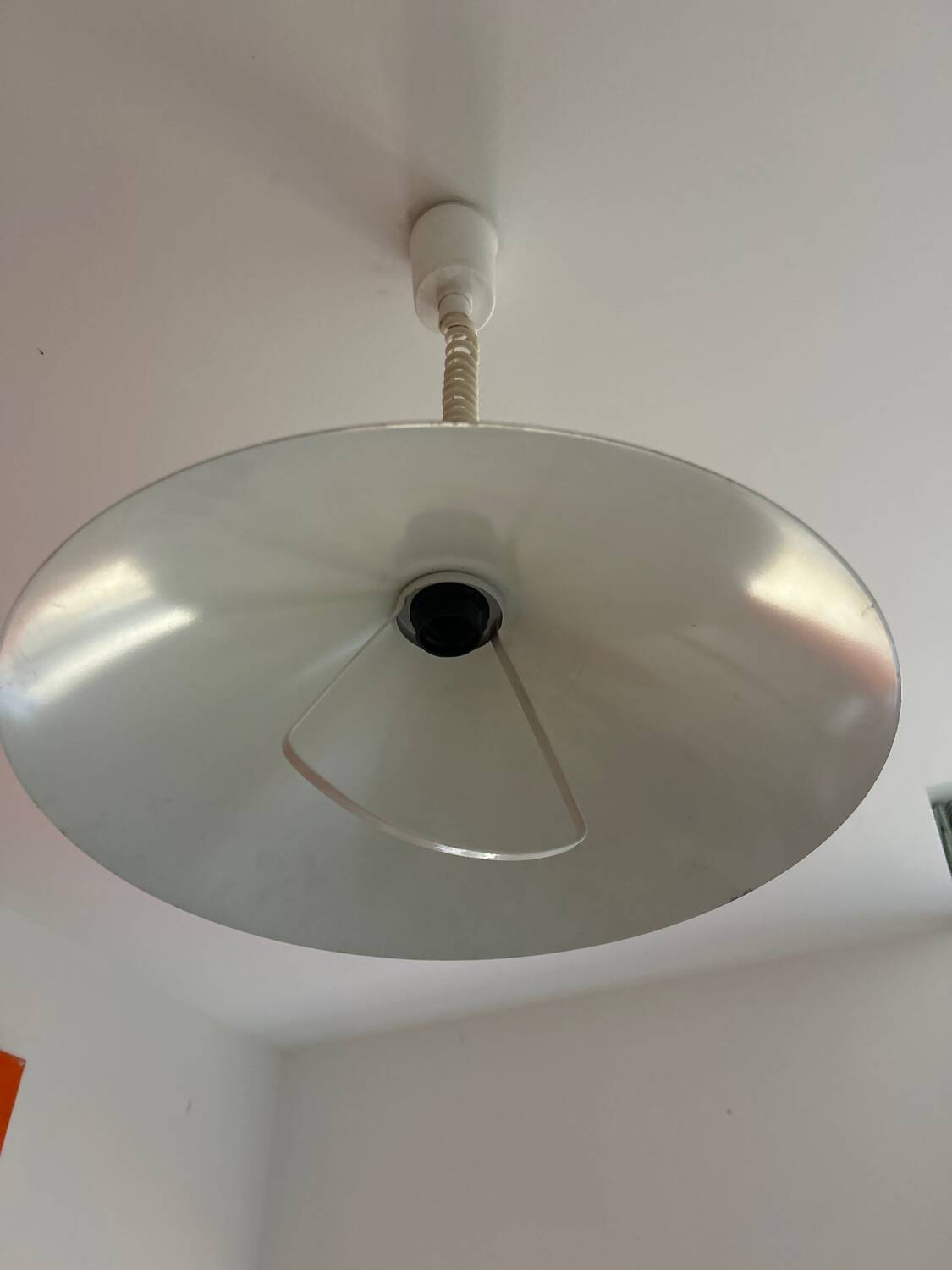 Set of 2 white metal pendant lights