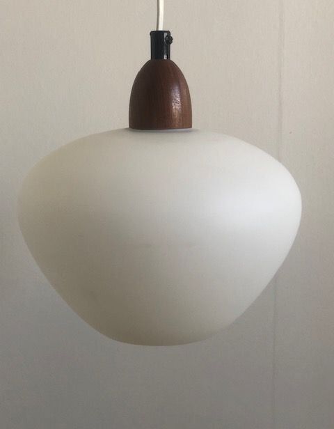 Suspension scandinave des années cinquante en opaline et teck  design danois