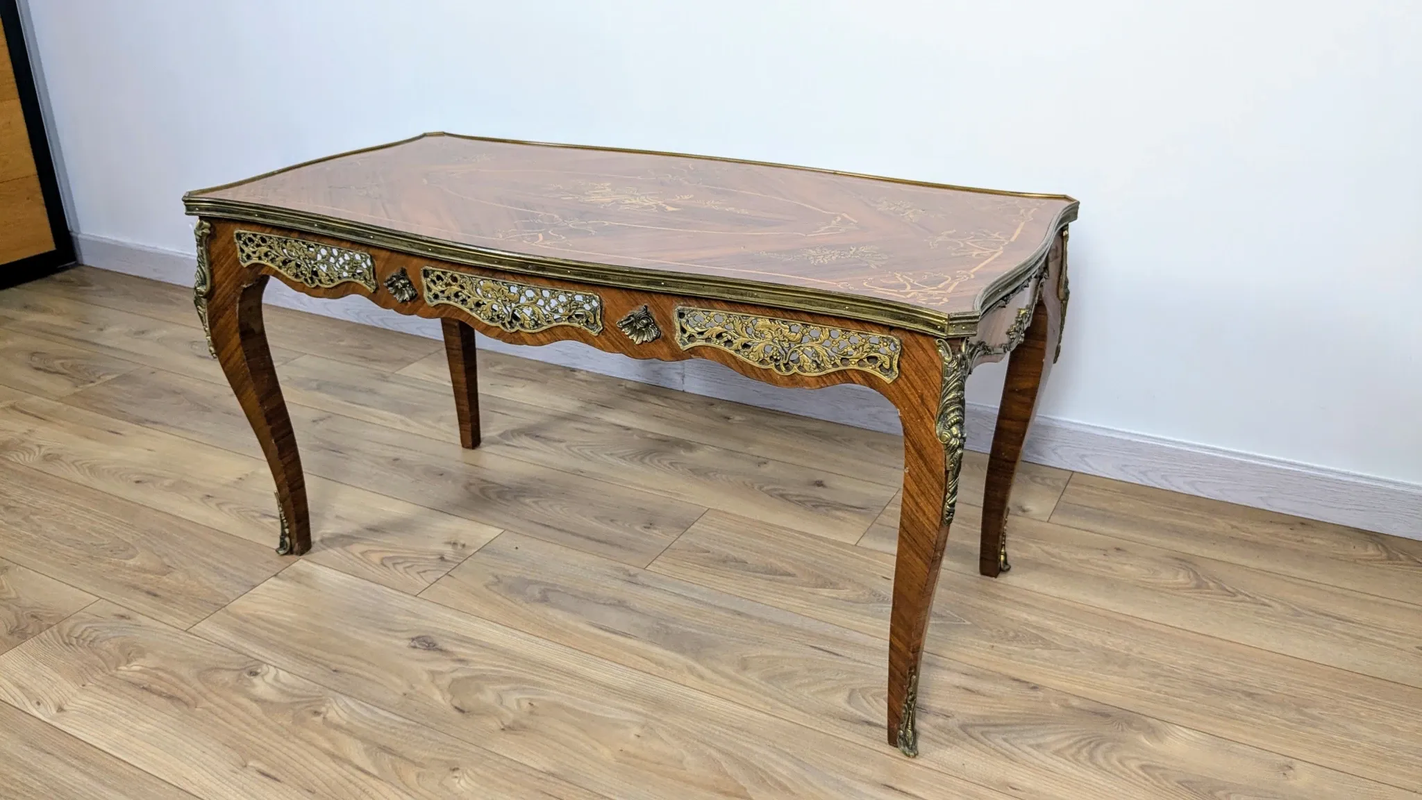 Louis XV style coffee table with floral marquetry and gilded bronze – 20th century