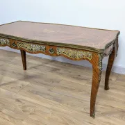 Louis XV style coffee table with floral marquetry and gilded bronze – 20th century