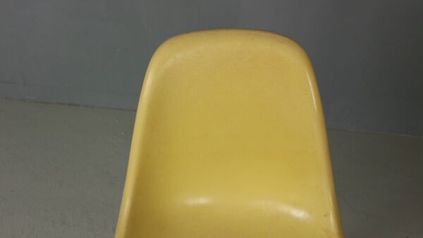 Chaises en fibre de verre jaune clair « La Fonda » de Charles & Ray Eames Herman Miller