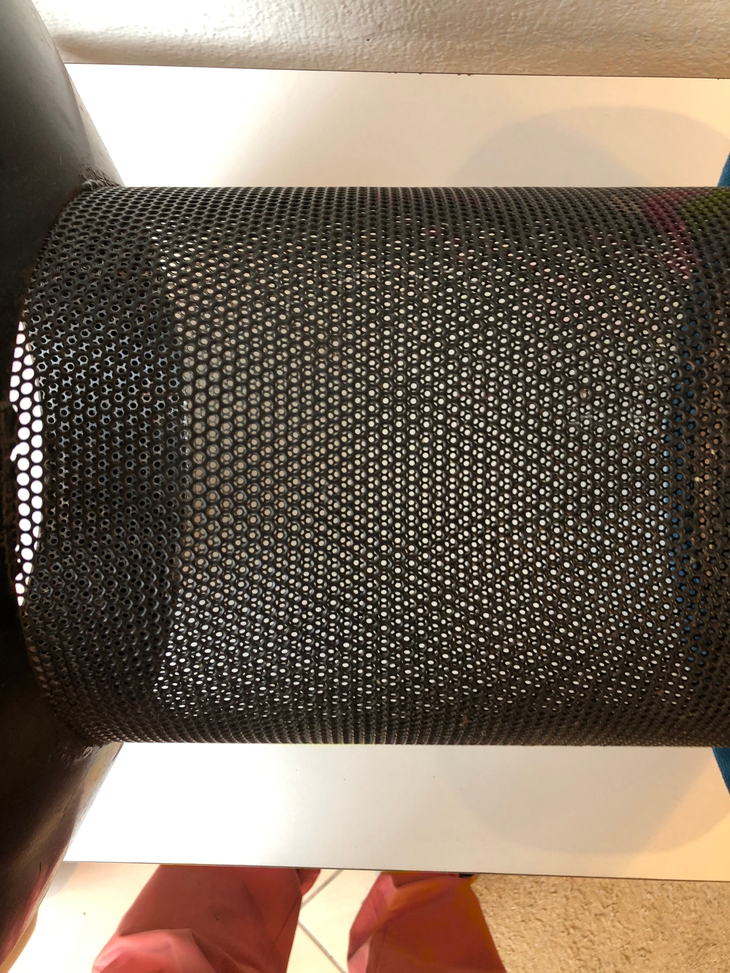 Tabouret ou pouf vintage en tôle perforée vers 1950