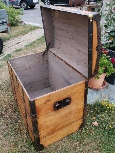 Travel trunk early 20th