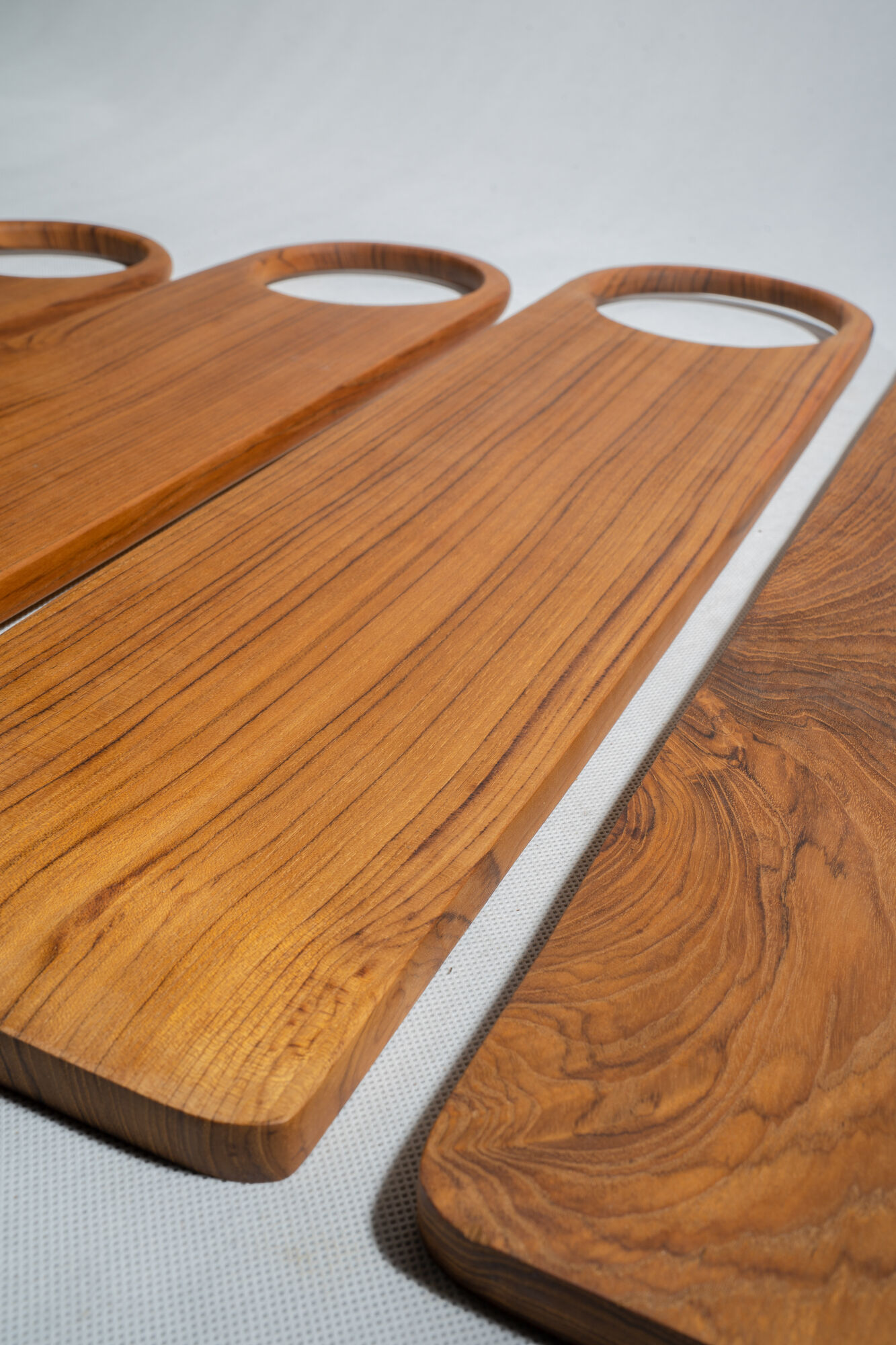 Cutting or presentation board of monoxyl teak with handle (T1)