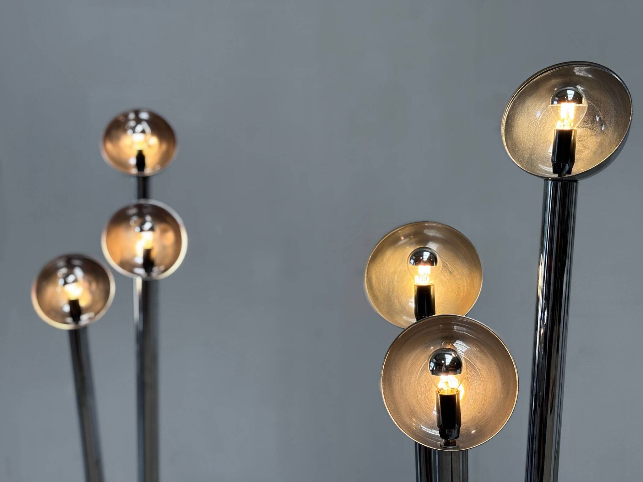 Paire de rares lampadaires chromés de Jules Dewaele