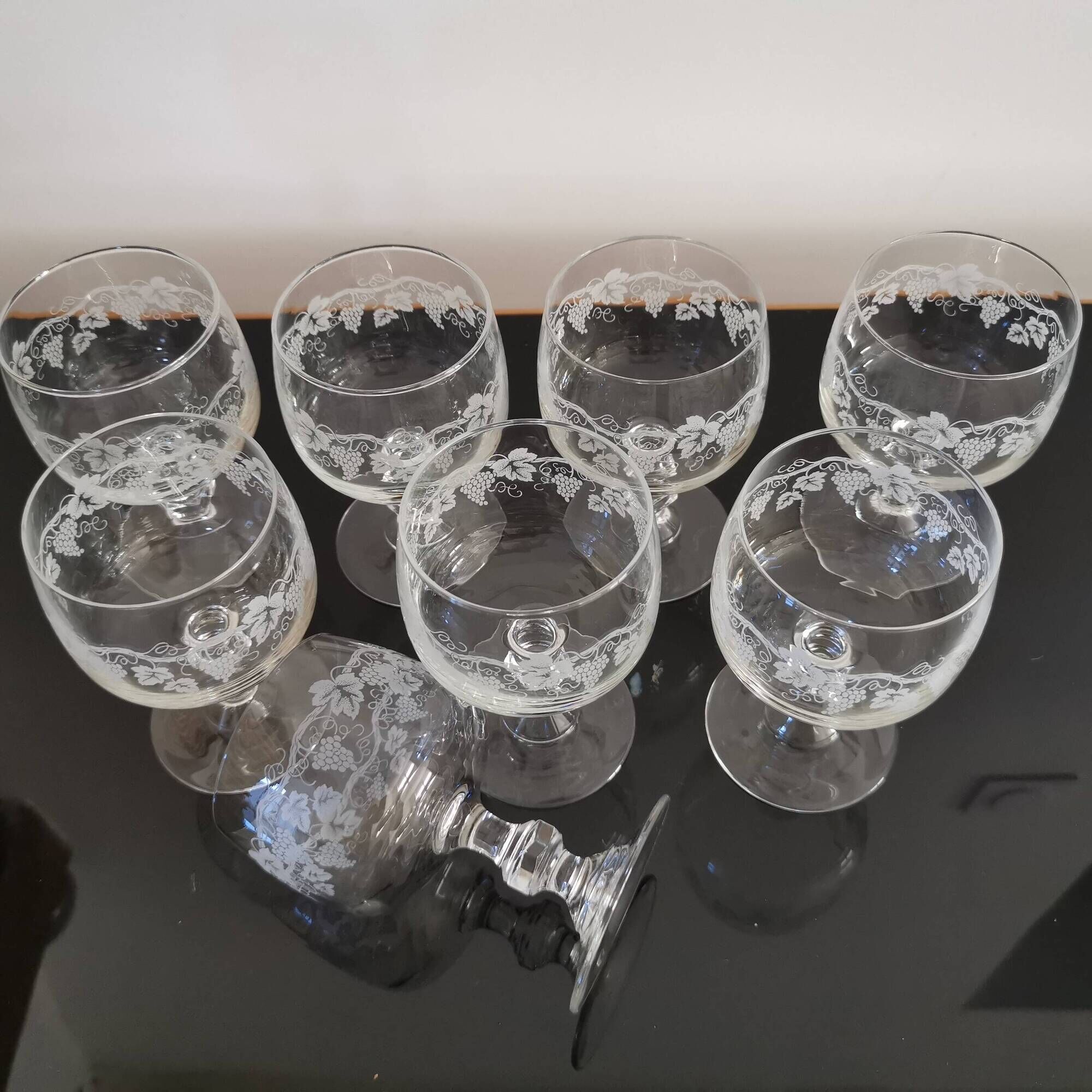 Set of 8 red wine glasses on crystal legs decorated with grapes and vine branches Luminarc