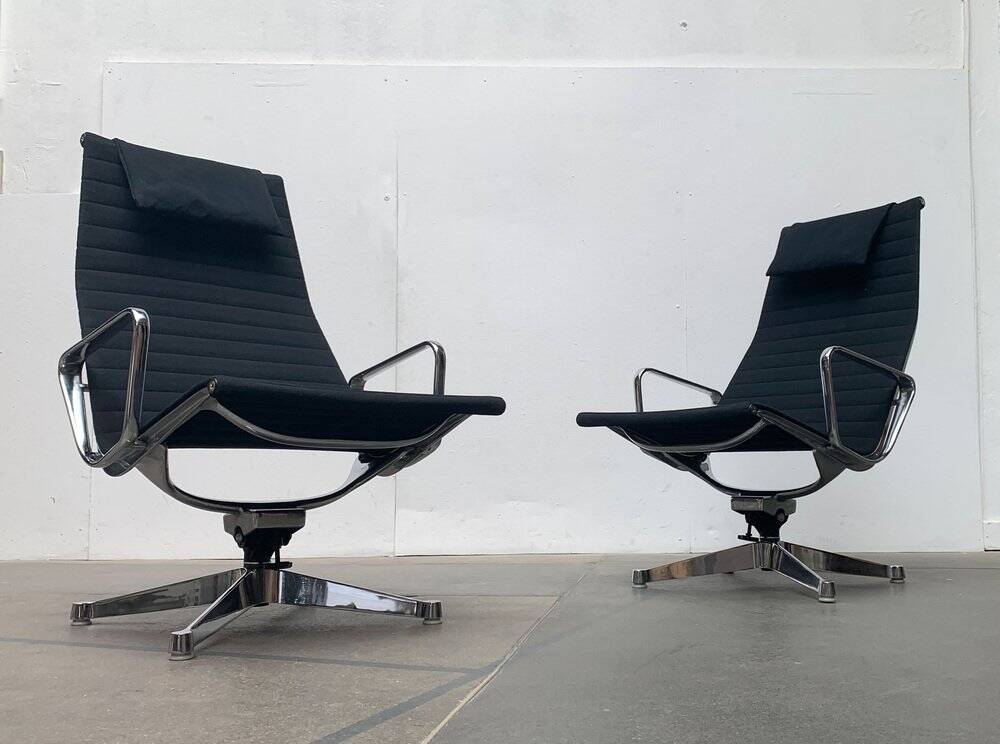 Set of aluminium chairs EA 124 Mid-Century by Charles & Ray Eames for Herman Miller, 1960s.