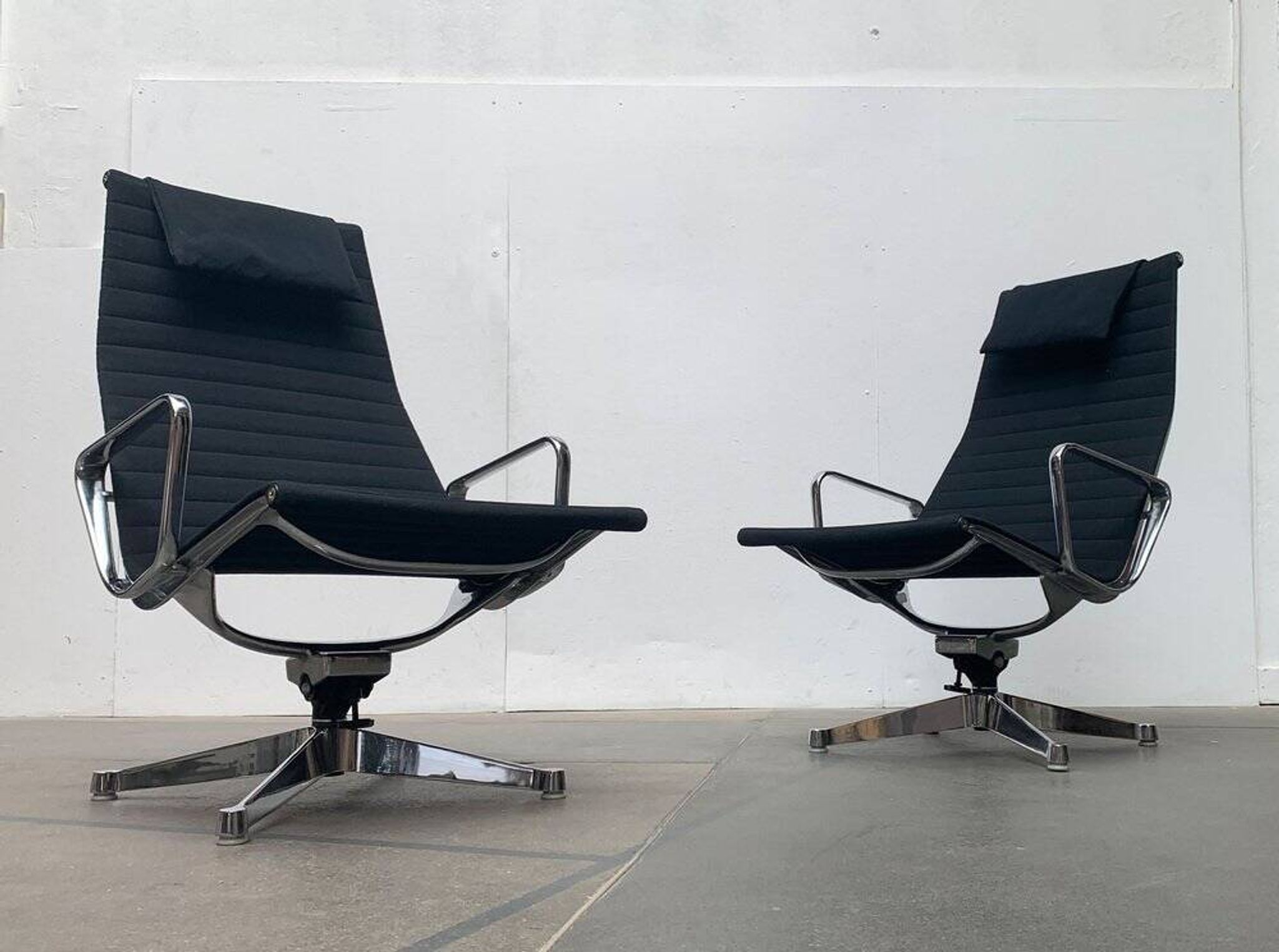 Set of aluminium chairs EA 124 Mid-Century by Charles & Ray Eames for Herman Miller, 1960s.