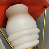 Lampe suspendue danoise des années 50-60 en laiton, métal et avec abat-jour en verre blanc laiteux.